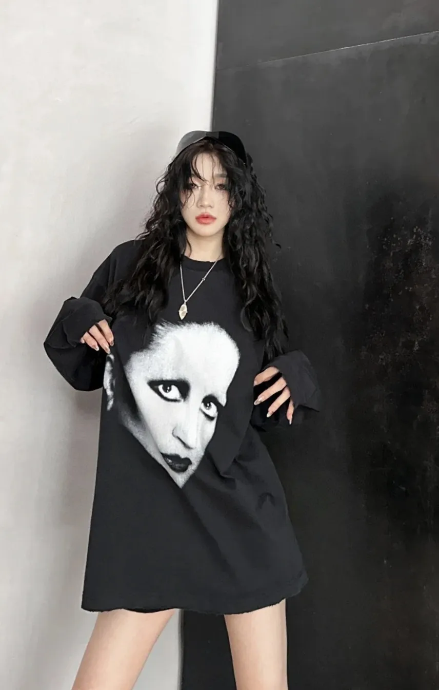 🎀Hot model pictures🎀Top version of Balenciaga Mins joint series, portrait printed long-sleeved T-shirt, same style for men and women. Simple yet stylish retro, made of original customized high-weight double-ply fabric. The fabric feels solid and very classy. It is soft and delicate next to the body, very refined. It shows taste. The loose OS cut is in line with the current trend aesthetic. Original fabric, the same official style, customized 400g terry double-ply fabric + thread dyed fabric in the same vat, very comfortable to the touch, synchronized with the latest counters in autumn and winter, OS off-shoulder version, fashionable and individual, super versatile and good-looking, very suitable for both men and women, a must-have style, hang tag, collar label, washed wheat, complete with three standards, color: black, size: S-L P:320