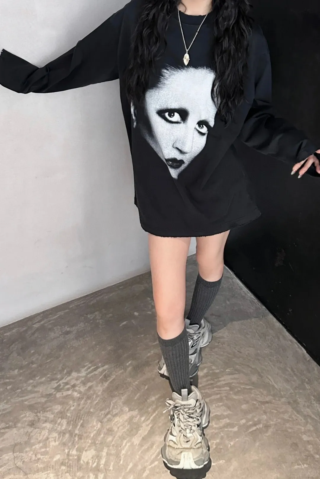 🎀Hot model pictures🎀Top version of Balenciaga Mins joint series, portrait printed long-sleeved T-shirt, same style for men and women. Simple yet stylish retro, made of original customized high-weight double-ply fabric. The fabric feels solid and very classy. It is soft and delicate next to the body, very refined. It shows taste. The loose OS cut is in line with the current trend aesthetic. Original fabric, the same official style, customized 400g terry double-ply fabric + thread dyed fabric in the same vat, very comfortable to the touch, synchronized with the latest counters in autumn and winter, OS off-shoulder version, fashionable and individual, super versatile and good-looking, very suitable for both men and women, a must-have style, hang tag, collar label, washed wheat, complete with three standards, color: black, size: S-L P:320