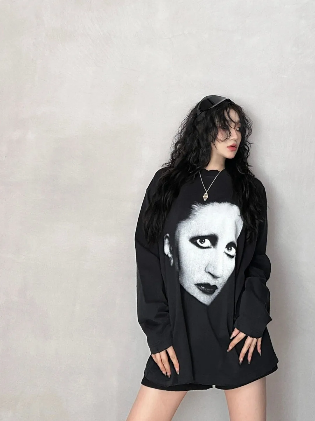 🎀Hot model pictures🎀Top version of Balenciaga Mins joint series, portrait printed long-sleeved T-shirt, same style for men and women. Simple yet stylish retro, made of original customized high-weight double-ply fabric. The fabric feels solid and very classy. It is soft and delicate next to the body, very refined. It shows taste. The loose OS cut is in line with the current trend aesthetic. Original fabric, the same official style, customized 400g terry double-ply fabric + thread dyed fabric in the same vat, very comfortable to the touch, synchronized with the latest counters in autumn and winter, OS off-shoulder version, fashionable and individual, super versatile and good-looking, very suitable for both men and women, a must-have style, hang tag, collar label, washed wheat, complete with three standards, color: black, size: S-L P:320