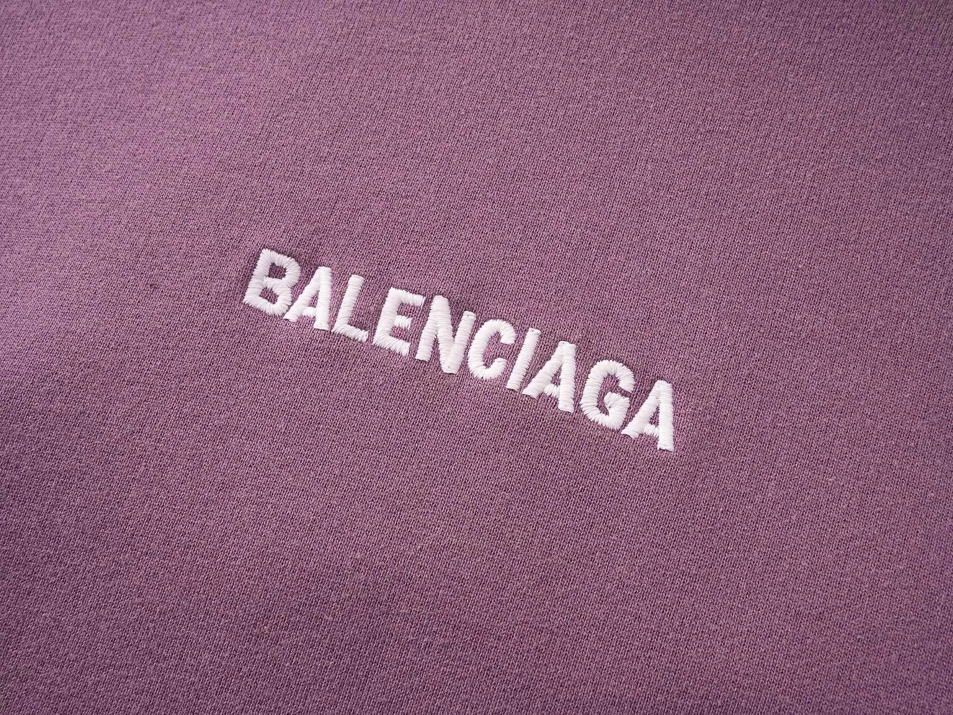 🅿️340 real photos [Top version. Official website quality] BALENCI*G*/25 new autumn and winter style. Washed and distressed hooded sweatshirt with Paris LOGO embroidered on the front and back. Ready-made garments are sprayed with horse wash to make them look old. The fabric adopts batik process. SS25 latest model. Research and development at the first time, different market currencies. Comparisons welcome. The fabric is made of Paris ZP custom-woven, custom-dyed and batik cotton sweatshirt. Weighing 460 grams, the cloth surface is clean. The cloth pattern is clear, soft and comfortable. The threads are dyed with no color difference. The embroidery is done with embroidery machines imported from Tajima, and the garments are washed and worn to make them look old. Jubie market currency. Welcome to compare. The version adopts OS loose shoulder style. Same style for men and women. Code: BL259935 Color: washed purple, washed blue Size: XS S M L