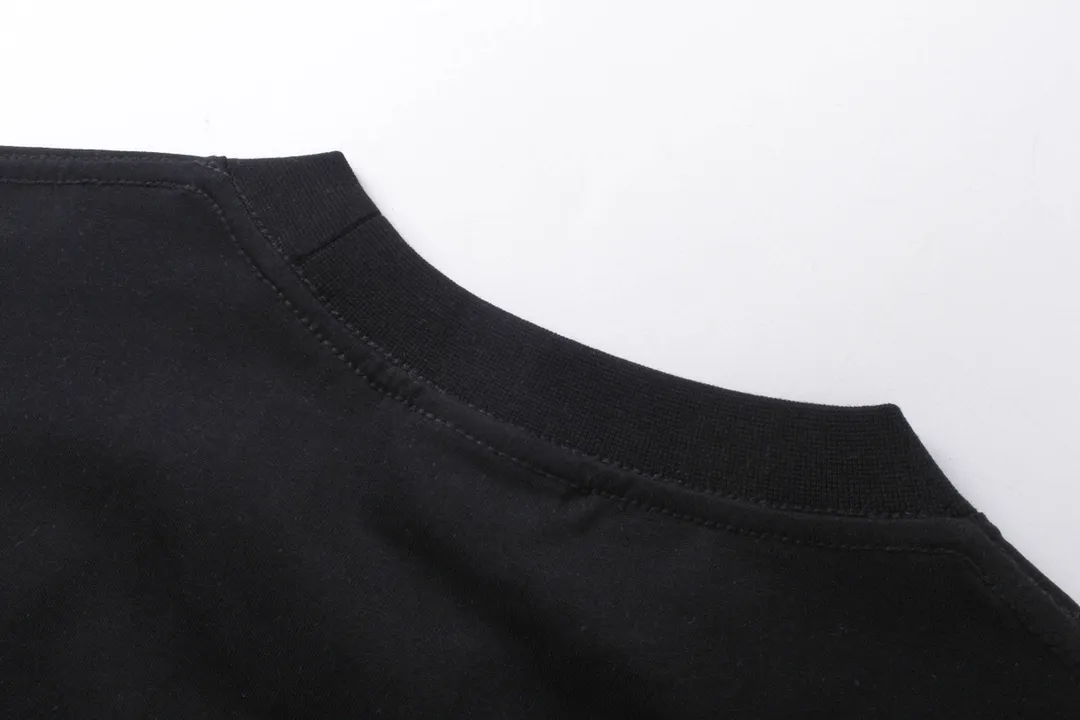 🅿️170 detailed pictures [Top version. Official website quality] BALENCI*GA/Paris. 2024 new style. New LOGO front and back printed short-sleeved T-shirt, brick cabinet synchronization. Genuine product developed at the first time, happy to print and compare! The fabric is made of Paris ZP custom-woven and dyed cotton double yarn. Weighing 260 grams, the cloth surface is clean. The cloth pattern is clear, soft and comfortable. The threads are dyed with no color difference. The classic LOGO is printed using environmentally friendly imported materials, with clear letters and a three-dimensional effect. Restore the brick cabinet. Different market currency, welcome to compare, the version adopts OS loose shoulder version. Same style for men and women Coding: BL223312 Color: black, white Size: XS to L