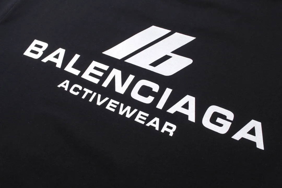🅿️170 detailed pictures [Top version. Official website quality] BALENCI*GA/Paris. 2024 new style. New LOGO front and back printed short-sleeved T-shirt, brick cabinet synchronization. Genuine product developed at the first time, happy to print and compare! The fabric is made of Paris ZP custom-woven and dyed cotton double yarn. Weighing 260 grams, the cloth surface is clean. The cloth pattern is clear, soft and comfortable. The threads are dyed with no color difference. The classic LOGO is printed using environmentally friendly imported materials, with clear letters and a three-dimensional effect. Restore the brick cabinet. Different market currency, welcome to compare, the version adopts OS loose shoulder version. Same style for men and women Coding: BL223312 Color: black, white Size: XS to L
