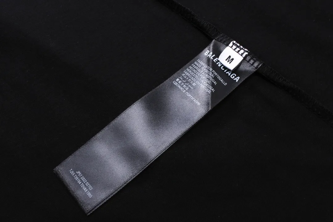 🅿️170 detailed pictures [Top version. Official website quality] BALENCI*GA/Paris. 2024 new style. New LOGO front and back printed short-sleeved T-shirt, brick cabinet synchronization. Genuine product developed at the first time, happy to print and compare! The fabric is made of Paris ZP custom-woven and dyed cotton double yarn. Weighing 260 grams, the cloth surface is clean. The cloth pattern is clear, soft and comfortable. The threads are dyed with no color difference. The classic LOGO is printed using environmentally friendly imported materials, with clear letters and a three-dimensional effect. Restore the brick cabinet. Different market currency, welcome to compare, the version adopts OS loose shoulder version. Same style for men and women Coding: BL223312 Color: black, white Size: XS to L