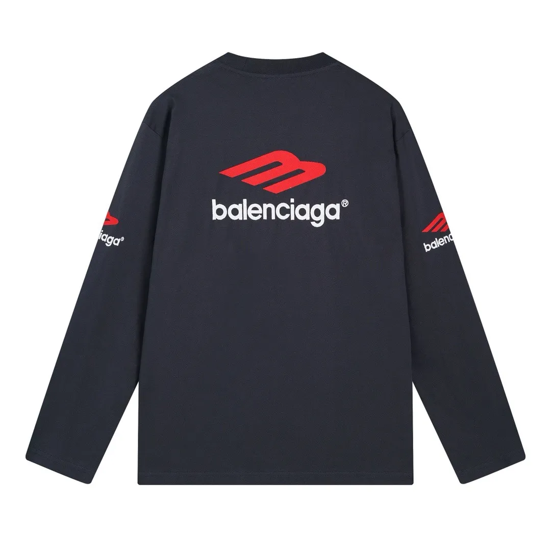 🅿️220 real photos [Top version. Official website quality] BALENCI*GA/Paris BALENCI*GA#2024 latest model, big LOGO icon. Front and back. Embroidered long-sleeved T-shirt on left and right sleeves. Brick cabinet synchronization. Genuine products are developed and developed in the first time. Welcome to compare! The fabric is made of Paris ZP custom-woven and dyed 100% cotton double-yarn compact cotton. The weight is 260 grams. The cloth surface is clean. The cloth pattern is clear. It is soft and comfortable. It has good color fastness and is not easy to change color. The threads are woven and dyed with no color difference. The embroidery is done using imported Tajima embroidery machines. Super 15W needle and thread, three-dimensional effect, clear lines. No burrs and miscellaneous threads, ultra-high craftsmanship embroidery. The version adopts OS loose shoulder design. Same style for men and women. Code: BL225002 Color: dark gray blue, white Size: XS S M L
