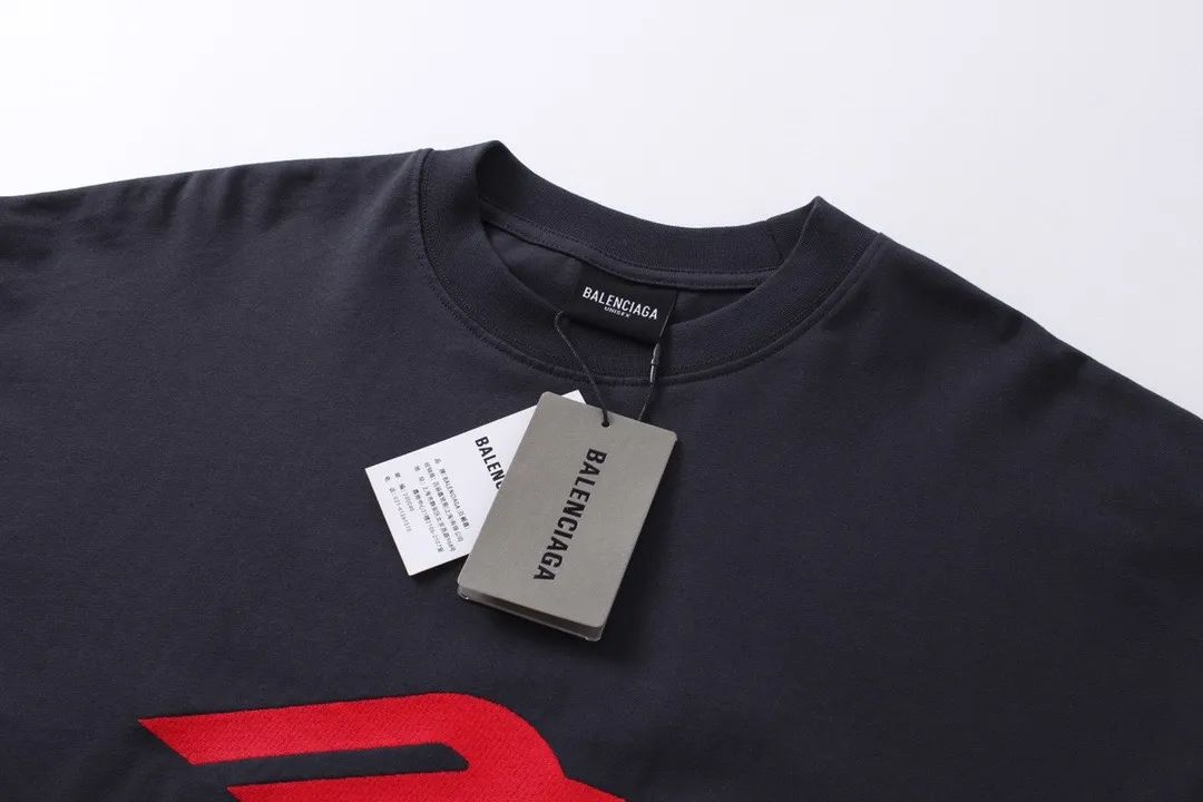 🅿️220 real photos [Top version. Official website quality] BALENCI*GA/Paris BALENCI*GA#2024 latest model, big LOGO icon. Front and back. Embroidered long-sleeved T-shirt on left and right sleeves. Brick cabinet synchronization. Genuine products are developed and developed in the first time. Welcome to compare! The fabric is made of Paris ZP custom-woven and dyed 100% cotton double-yarn compact cotton. The weight is 260 grams. The cloth surface is clean. The cloth pattern is clear. It is soft and comfortable. It has good color fastness and is not easy to change color. The threads are woven and dyed with no color difference. The embroidery is done using imported Tajima embroidery machines. Super 15W needle and thread, three-dimensional effect, clear lines. No burrs and miscellaneous threads, ultra-high craftsmanship embroidery. The version adopts OS loose shoulder design. Same style for men and women. Code: BL225002 Color: dark gray blue, white Size: XS S M L