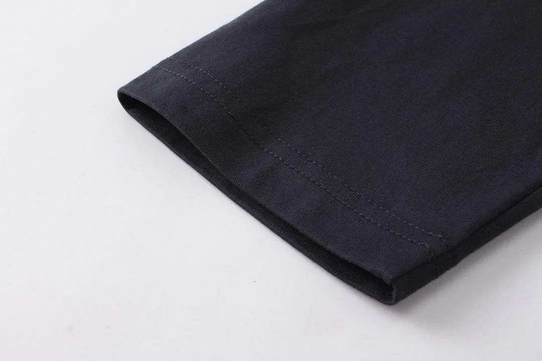 🅿️220 real photos [Top version. Official website quality] BALENCI*GA/Paris BALENCI*GA#2024 latest model, big LOGO icon. Front and back. Embroidered long-sleeved T-shirt on left and right sleeves. Brick cabinet synchronization. Genuine products are developed and developed in the first time. Welcome to compare! The fabric is made of Paris ZP custom-woven and dyed 100% cotton double-yarn compact cotton. The weight is 260 grams. The cloth surface is clean. The cloth pattern is clear. It is soft and comfortable. It has good color fastness and is not easy to change color. The threads are woven and dyed with no color difference. The embroidery is done using imported Tajima embroidery machines. Super 15W needle and thread, three-dimensional effect, clear lines. No burrs and miscellaneous threads, ultra-high craftsmanship embroidery. The version adopts OS loose shoulder design. Same style for men and women. Code: BL225002 Color: dark gray blue, white Size: XS S M L