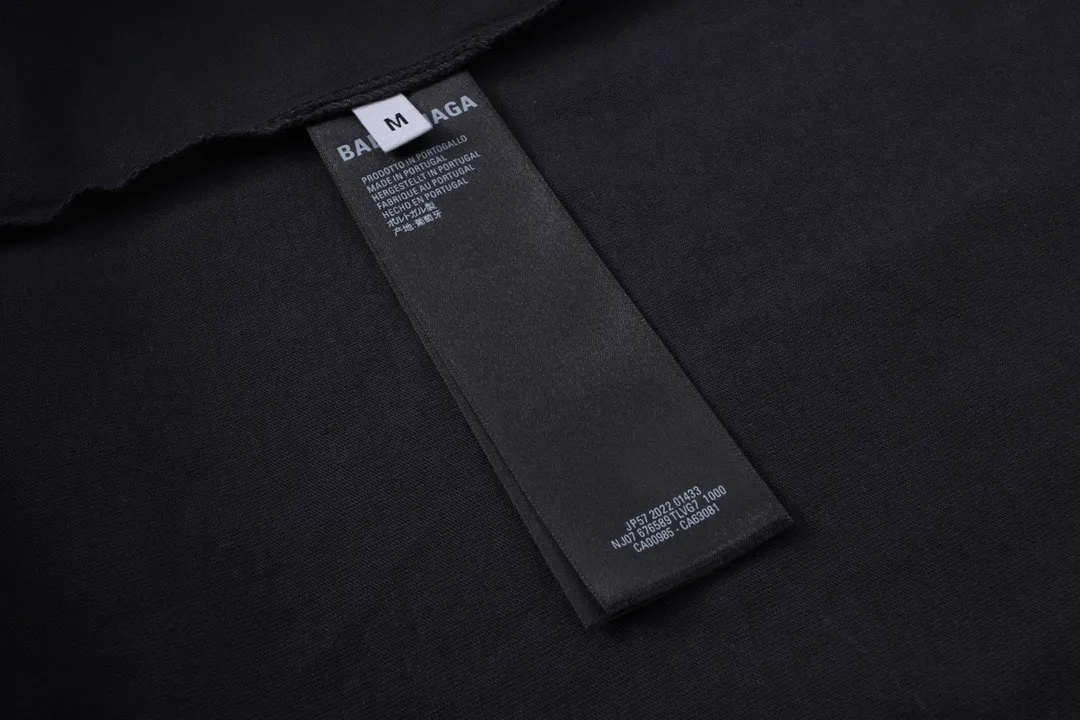 🅿️220 real photos [Top version. Official website quality] BALENCI*GA/Paris BALENCI*GA#2024 latest model, big LOGO icon. Front and back. Embroidered long-sleeved T-shirt on left and right sleeves. Brick cabinet synchronization. Genuine products are developed and developed in the first time. Welcome to compare! The fabric is made of Paris ZP custom-woven and dyed 100% cotton double-yarn compact cotton. The weight is 260 grams. The cloth surface is clean. The cloth pattern is clear. It is soft and comfortable. It has good color fastness and is not easy to change color. The threads are woven and dyed with no color difference. The embroidery is done using imported Tajima embroidery machines. Super 15W needle and thread, three-dimensional effect, clear lines. No burrs and miscellaneous threads, ultra-high craftsmanship embroidery. The version adopts OS loose shoulder design. Same style for men and women. Code: BL225002 Color: dark gray blue, white Size: XS S M L
