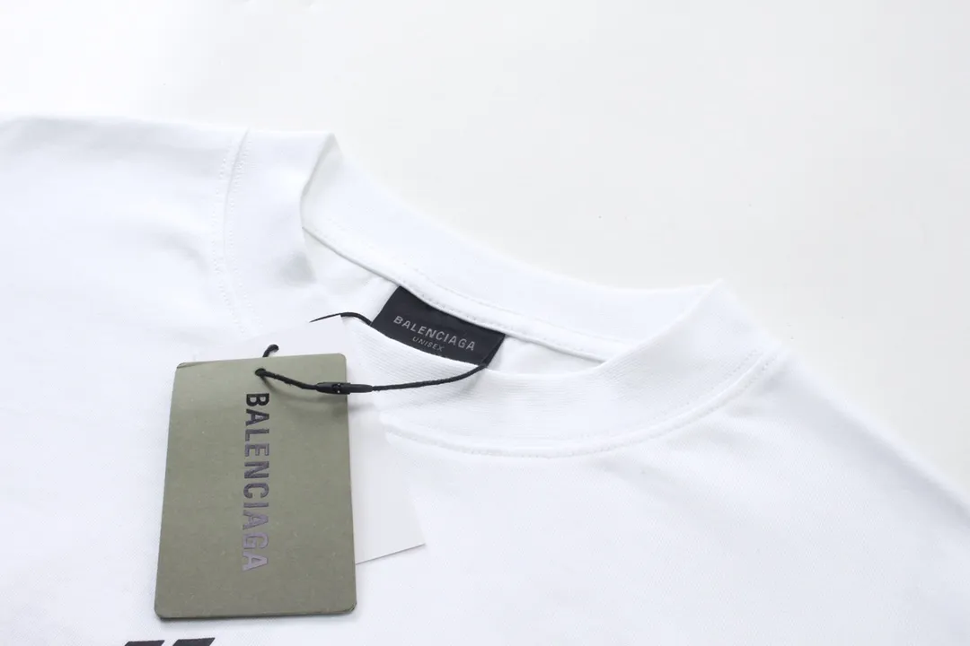 🅿️180 detailed pictures [Top version. Official website quality] BALENCI*GA/Paris. Multi-element trademark LOGO short-sleeved T-shirt 2024 new style. All pattern details, colors, Y boards are customized, and the brick cabinets are synchronized. Genuine products are developed at the first time, and you can print and compare! The fabric is made of Paris ZP custom-woven and dyed cotton double yarn. Weighing 260 grams, the cloth surface is clean. The cloth pattern is clear, soft and comfortable. The threads are dyed with no color difference. The printing uses environmentally friendly imported materials, the letters are clear and the effect is three-dimensional. The version adopts OS loose shoulder design. Same style for men and women. Code: BL223375 Color: black, white Size: XS to L