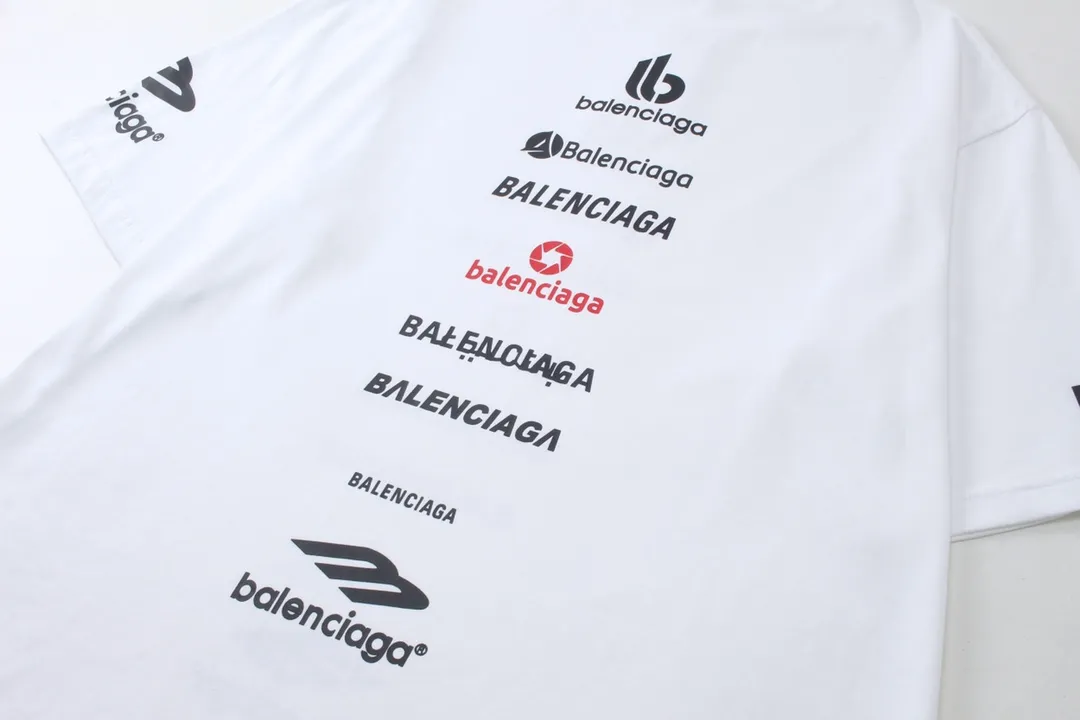 🅿️180 detailed pictures [Top version. Official website quality] BALENCI*GA/Paris. Multi-element trademark LOGO short-sleeved T-shirt 2024 new style. All pattern details, colors, Y boards are customized, and the brick cabinets are synchronized. Genuine products are developed at the first time, and you can print and compare! The fabric is made of Paris ZP custom-woven and dyed cotton double yarn. Weighing 260 grams, the cloth surface is clean. The cloth pattern is clear, soft and comfortable. The threads are dyed with no color difference. The printing uses environmentally friendly imported materials, the letters are clear and the effect is three-dimensional. The version adopts OS loose shoulder design. Same style for men and women. Code: BL223375 Color: black, white Size: XS to L