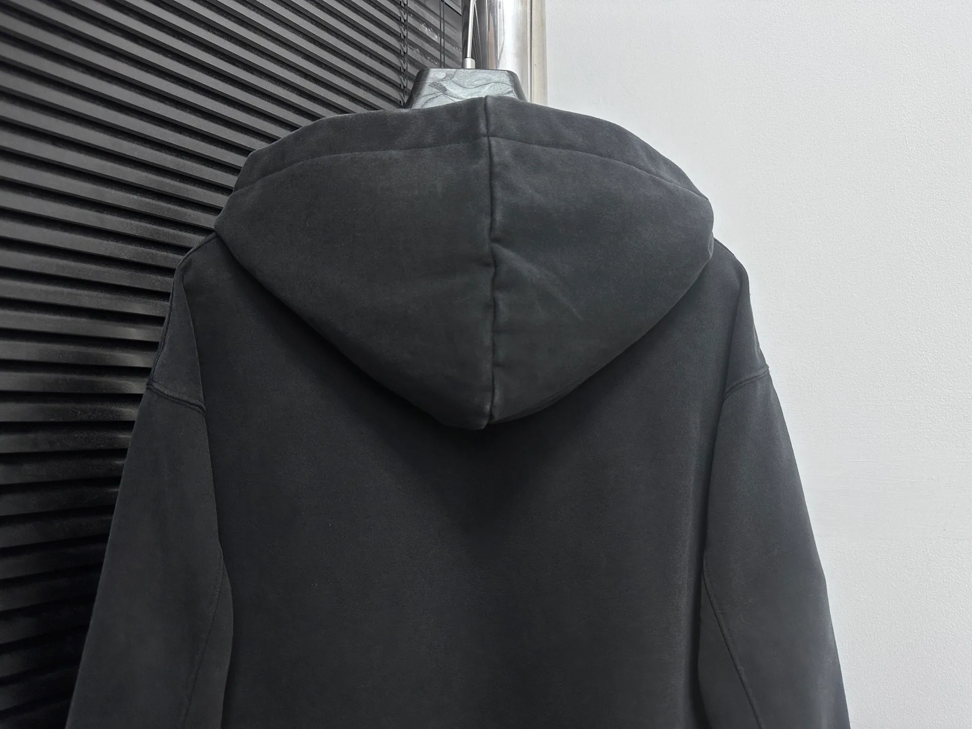 🅿️330 [BALENCIaGA] Paris washed hooded sweatshirt. The fabric is made of 400g Paris-specific double yarns* high weight double yarn ribs, washed and aged. It has a better hand feel and texture. It is not easy to deform, not easy to shrink, not easy to fade, and maintains long-term beauty. The same style for men and women! ! Size: S-XL