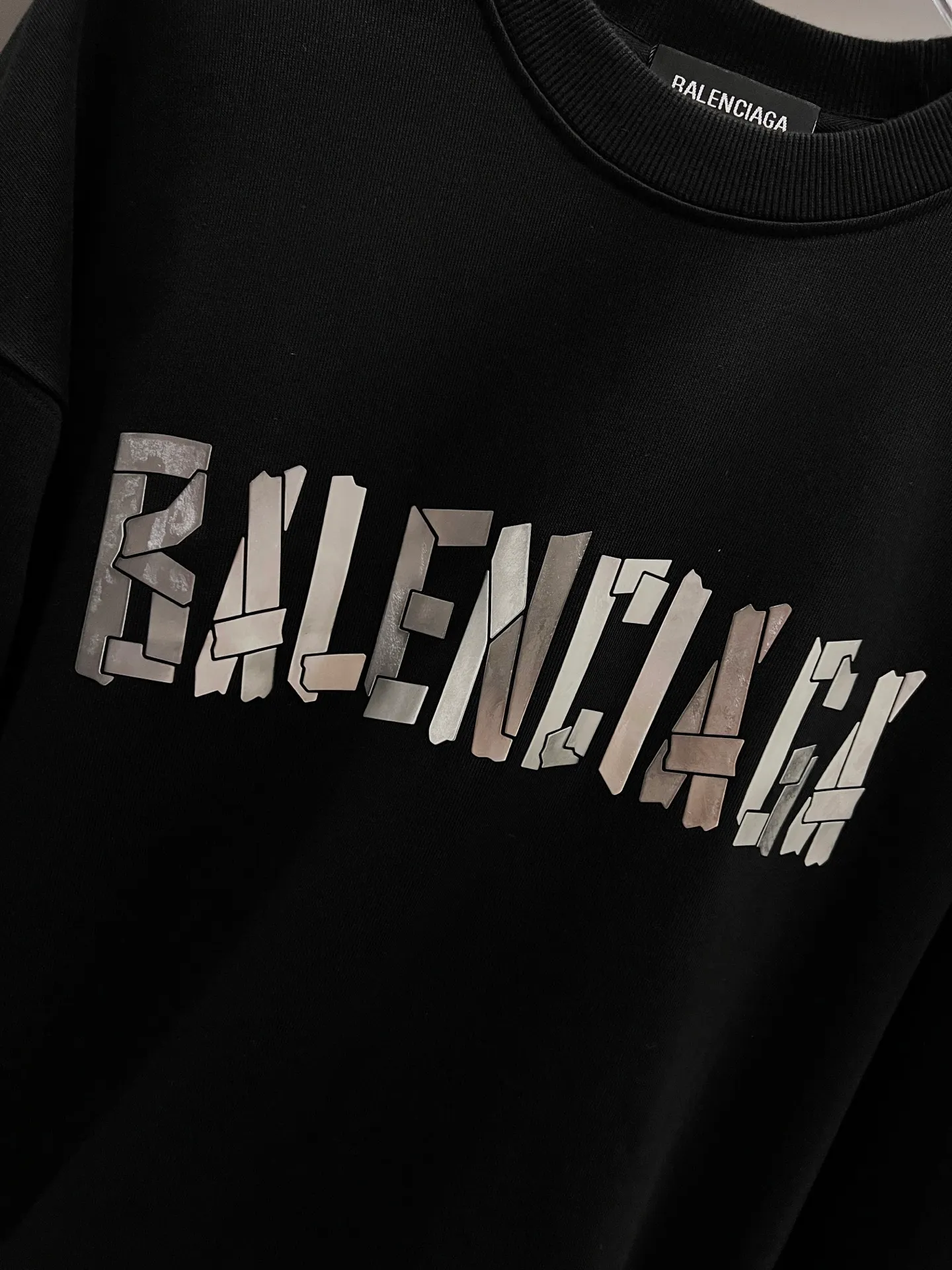 🅿️260 BAL Balenciaga 2025 Autumn and Winter New Style Round Neck Long Sleeve Sweater Classic Letter Laser Printing Technology Uniform Loose Version for Men and Women S M L XL XXL Five Codes Color: Black White