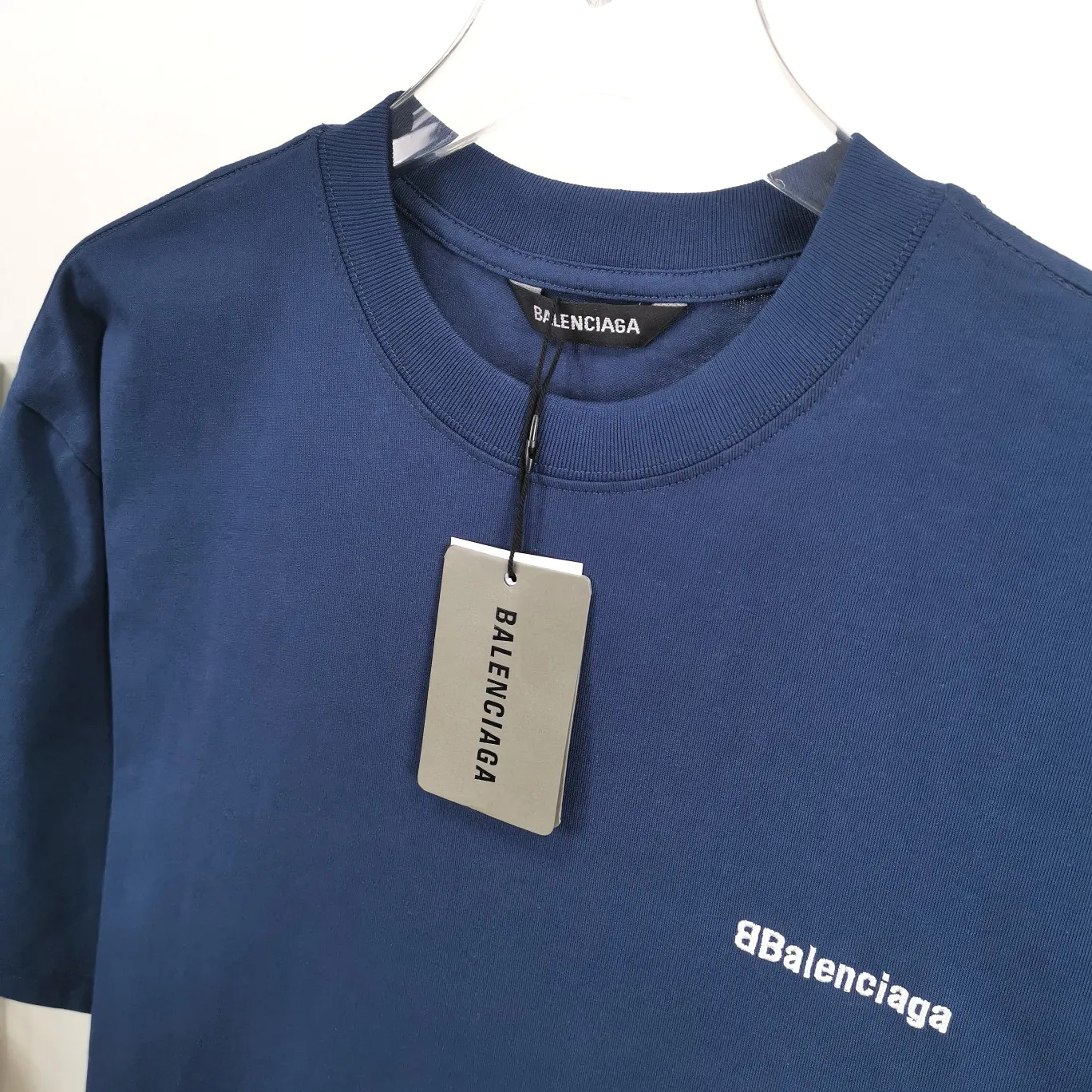 Top tested version BALENCIAGA basic embroidery logo pure cotton loose-fitting trendy brand short-sleeve for men and women. Fabric: 32S 280g super heavy fabric, ready-to-wear washable, soft and comfortable to the touch. Printing: Using Japanese Tajima embroidery technology, the embroidery is accurate, the printing is meticulous and full, and there is no thread skipping. Accessories: Customized full set of BLCG accessories Color: Fluorescent green black gray dark khaki white Size: XS-L P:240