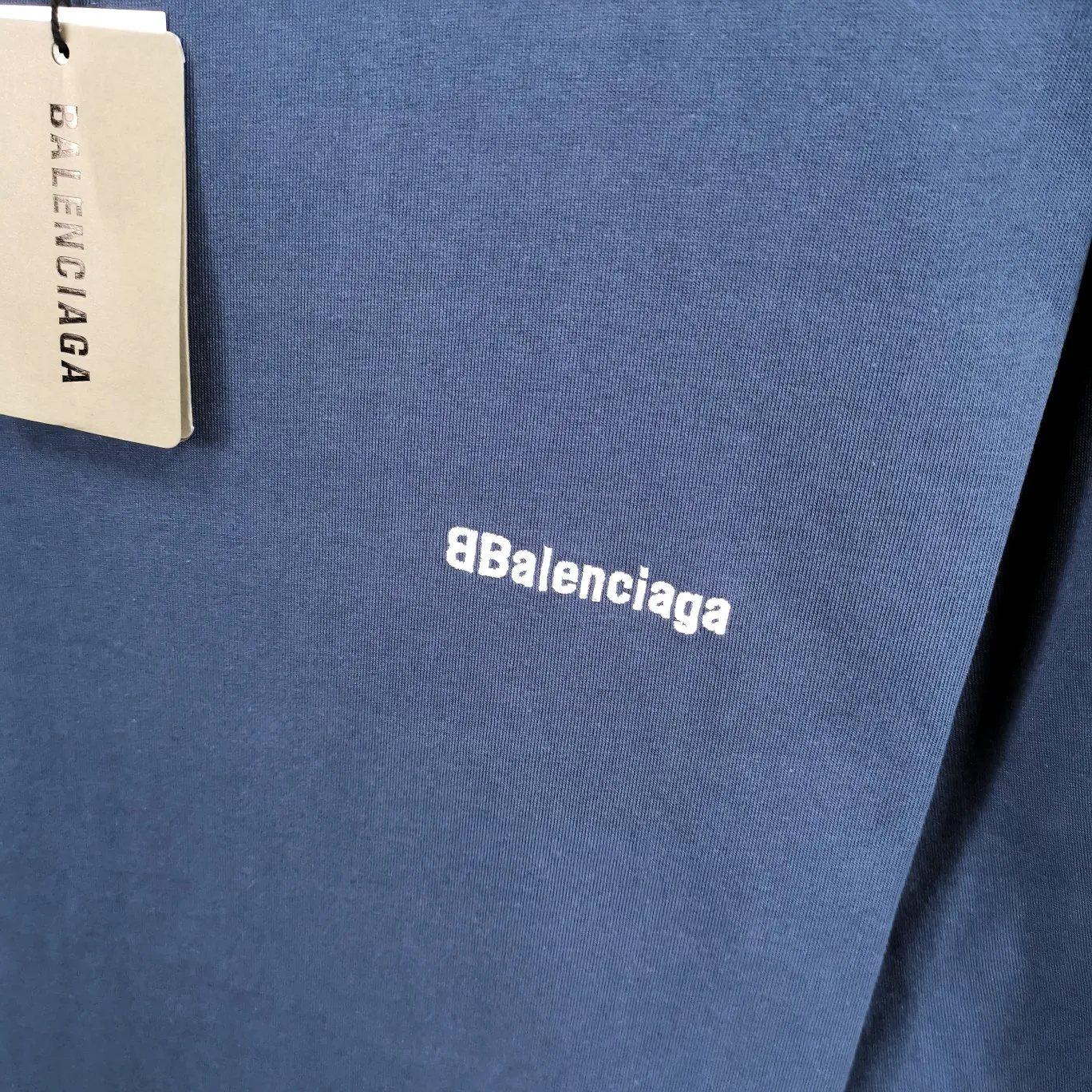 Top tested version BALENCIAGA basic embroidery logo pure cotton loose-fitting trendy brand short-sleeve for men and women. Fabric: 32S 280g super heavy fabric, ready-to-wear washable, soft and comfortable to the touch. Printing: Using Japanese Tajima embroidery technology, the embroidery is accurate, the printing is meticulous and full, and there is no thread skipping. Accessories: Customized full set of BLCG accessories Color: Fluorescent green black gray dark khaki white Size: XS-L P:240