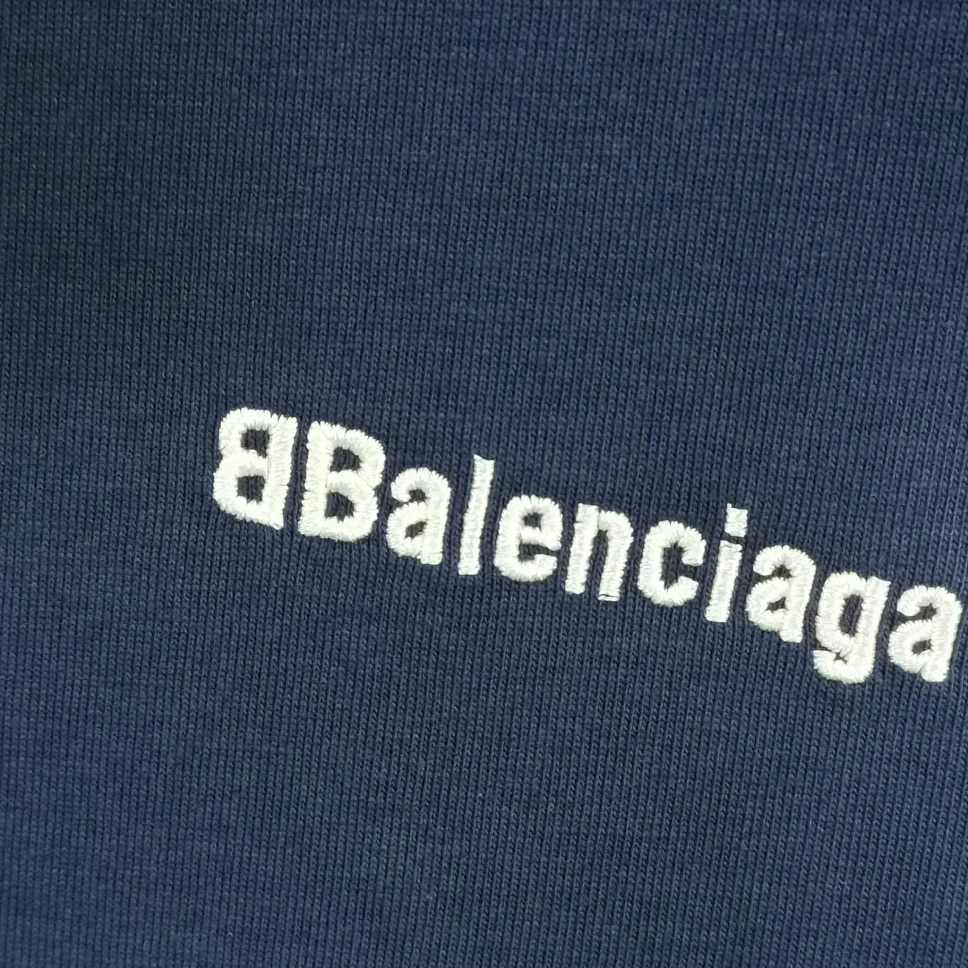 Top tested version BALENCIAGA basic embroidery logo pure cotton loose-fitting trendy brand short-sleeve for men and women. Fabric: 32S 280g super heavy fabric, ready-to-wear washable, soft and comfortable to the touch. Printing: Using Japanese Tajima embroidery technology, the embroidery is accurate, the printing is meticulous and full, and there is no thread skipping. Accessories: Customized full set of BLCG accessories Color: Fluorescent green black gray dark khaki white Size: XS-L P:240