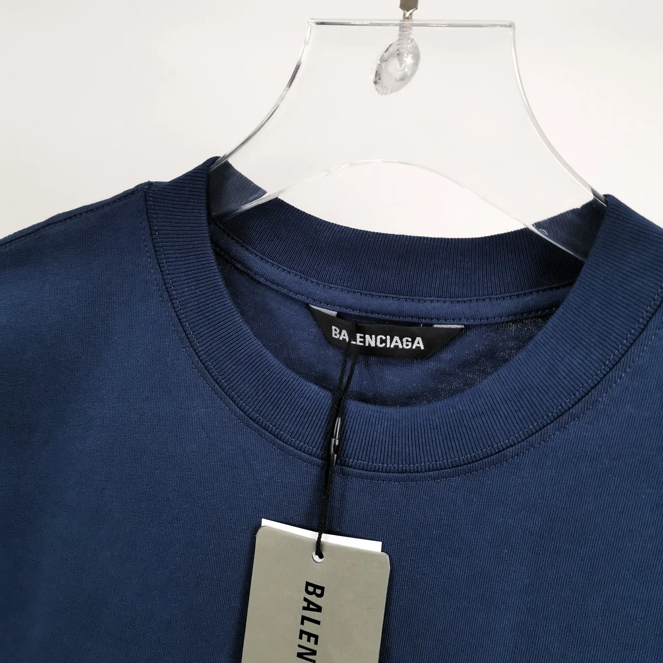 Top tested version BALENCIAGA basic embroidery logo pure cotton loose-fitting trendy brand short-sleeve for men and women. Fabric: 32S 280g super heavy fabric, ready-to-wear washable, soft and comfortable to the touch. Printing: Using Japanese Tajima embroidery technology, the embroidery is accurate, the printing is meticulous and full, and there is no thread skipping. Accessories: Customized full set of BLCG accessories Color: Fluorescent green black gray dark khaki white Size: XS-L P:240