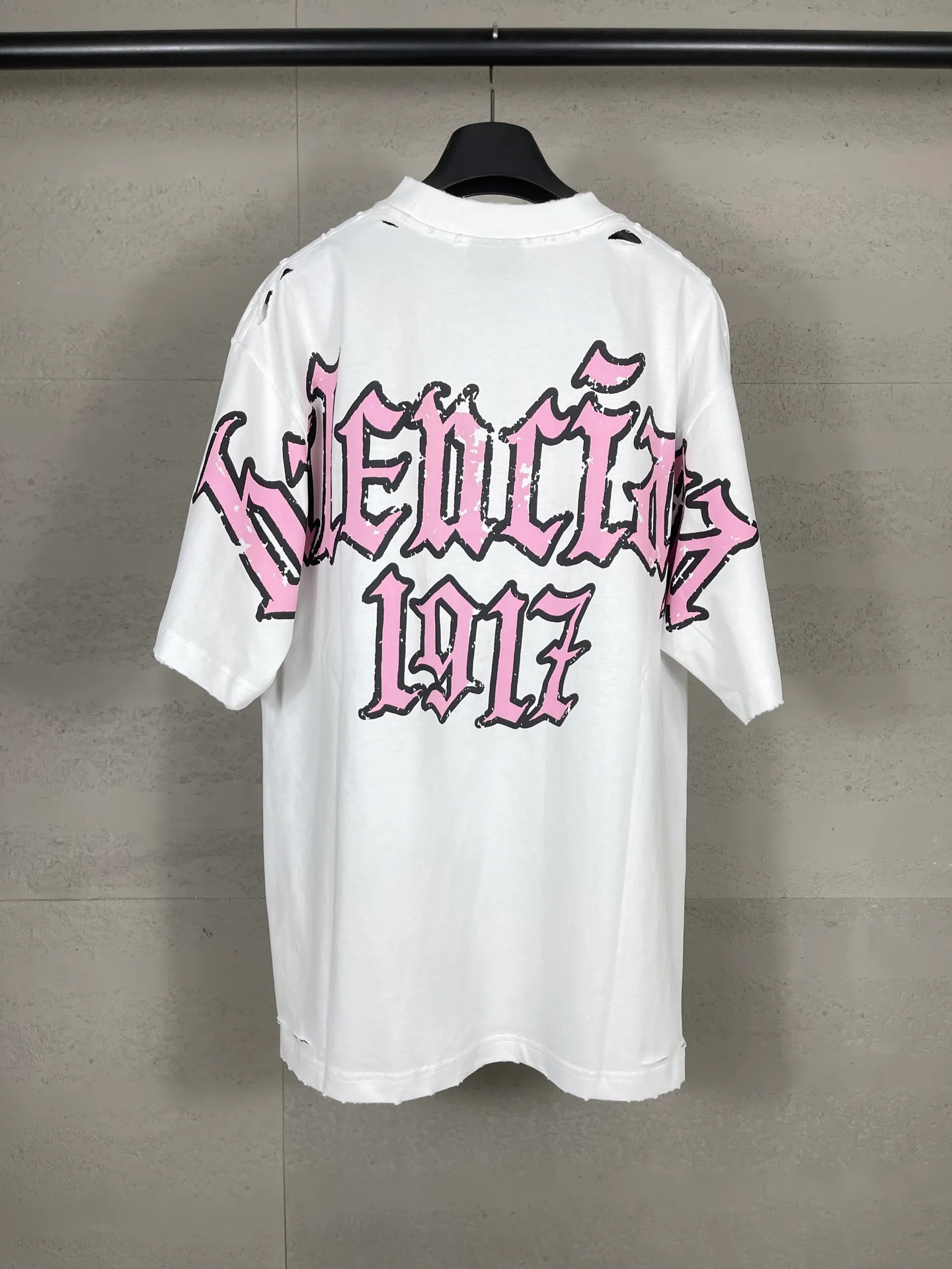 🅿️190 Detailed picture [Top version. Official website quality] BALENCI*GA/Paris. 25ss latest model. Art print on the back of Paris letters, ready-made washed and frayed short-sleeved T-shirt. Brick cabinet synchronization. The fabric is made of Paris ZP custom-woven and dyed 100% cotton double yarn compact cotton. The weight is 260 grams, the cloth surface is clean. The cloth pattern is clear, soft and comfortable, and the thread is dyed with no color difference. The classic pattern is printed using environmentally friendly imported materials, with clear letters and a three-dimensional effect. Restored brick cabinet. The garments were washed and aged, and polished by many hands. Produced by ultra-heavy craftsmanship, the market currency is very different, welcome to compare. The version adopts OS loose shoulder design. The same style for men and women. Coding: BL253706 Color: white, black Size: XS S M L
