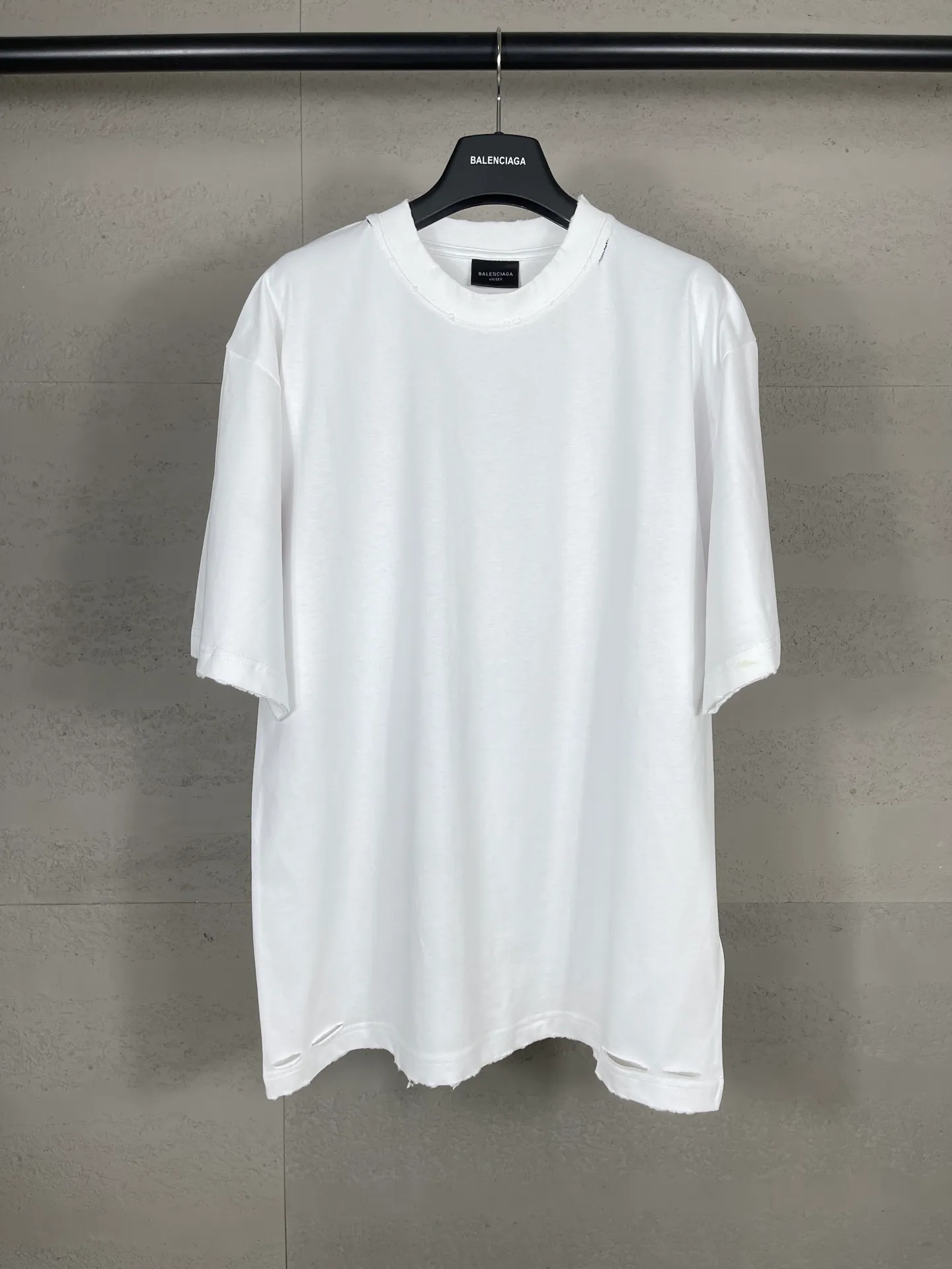 🅿️190 Detailed picture [Top version. Official website quality] BALENCI*GA/Paris. 25ss latest model. Art print on the back of Paris letters, ready-made washed and frayed short-sleeved T-shirt. Brick cabinet synchronization. The fabric is made of Paris ZP custom-woven and dyed 100% cotton double yarn compact cotton. The weight is 260 grams, the cloth surface is clean. The cloth pattern is clear, soft and comfortable, and the thread is dyed with no color difference. The classic pattern is printed using environmentally friendly imported materials, with clear letters and a three-dimensional effect. Restored brick cabinet. The garments were washed and aged, and polished by many hands. Produced by ultra-heavy craftsmanship, the market currency is very different, welcome to compare. The version adopts OS loose shoulder design. The same style for men and women. Coding: BL253706 Color: white, black Size: XS S M L