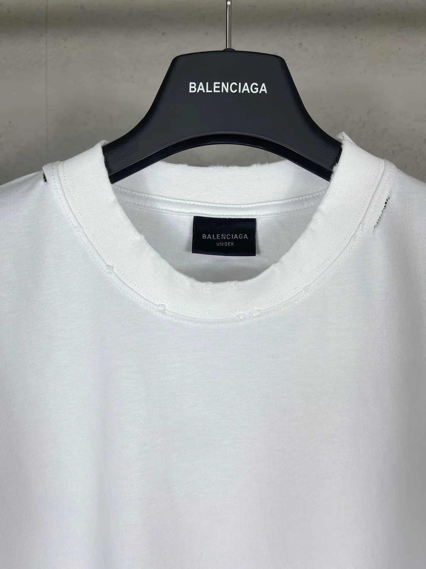 🅿️190 Detailed picture [Top version. Official website quality] BALENCI*GA/Paris. 25ss latest model. Art print on the back of Paris letters, ready-made washed and frayed short-sleeved T-shirt. Brick cabinet synchronization. The fabric is made of Paris ZP custom-woven and dyed 100% cotton double yarn compact cotton. The weight is 260 grams, the cloth surface is clean. The cloth pattern is clear, soft and comfortable, and the thread is dyed with no color difference. The classic pattern is printed using environmentally friendly imported materials, with clear letters and a three-dimensional effect. Restored brick cabinet. The garments were washed and aged, and polished by many hands. Produced by ultra-heavy craftsmanship, the market currency is very different, welcome to compare. The version adopts OS loose shoulder design. The same style for men and women. Coding: BL253706 Color: white, black Size: XS S M L