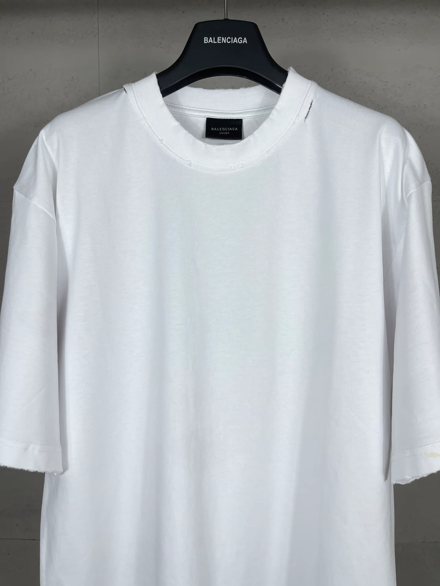 🅿️190 Detailed picture [Top version. Official website quality] BALENCI*GA/Paris. 25ss latest model. Art print on the back of Paris letters, ready-made washed and frayed short-sleeved T-shirt. Brick cabinet synchronization. The fabric is made of Paris ZP custom-woven and dyed 100% cotton double yarn compact cotton. The weight is 260 grams, the cloth surface is clean. The cloth pattern is clear, soft and comfortable, and the thread is dyed with no color difference. The classic pattern is printed using environmentally friendly imported materials, with clear letters and a three-dimensional effect. Restored brick cabinet. The garments were washed and aged, and polished by many hands. Produced by ultra-heavy craftsmanship, the market currency is very different, welcome to compare. The version adopts OS loose shoulder design. The same style for men and women. Coding: BL253706 Color: white, black Size: XS S M L