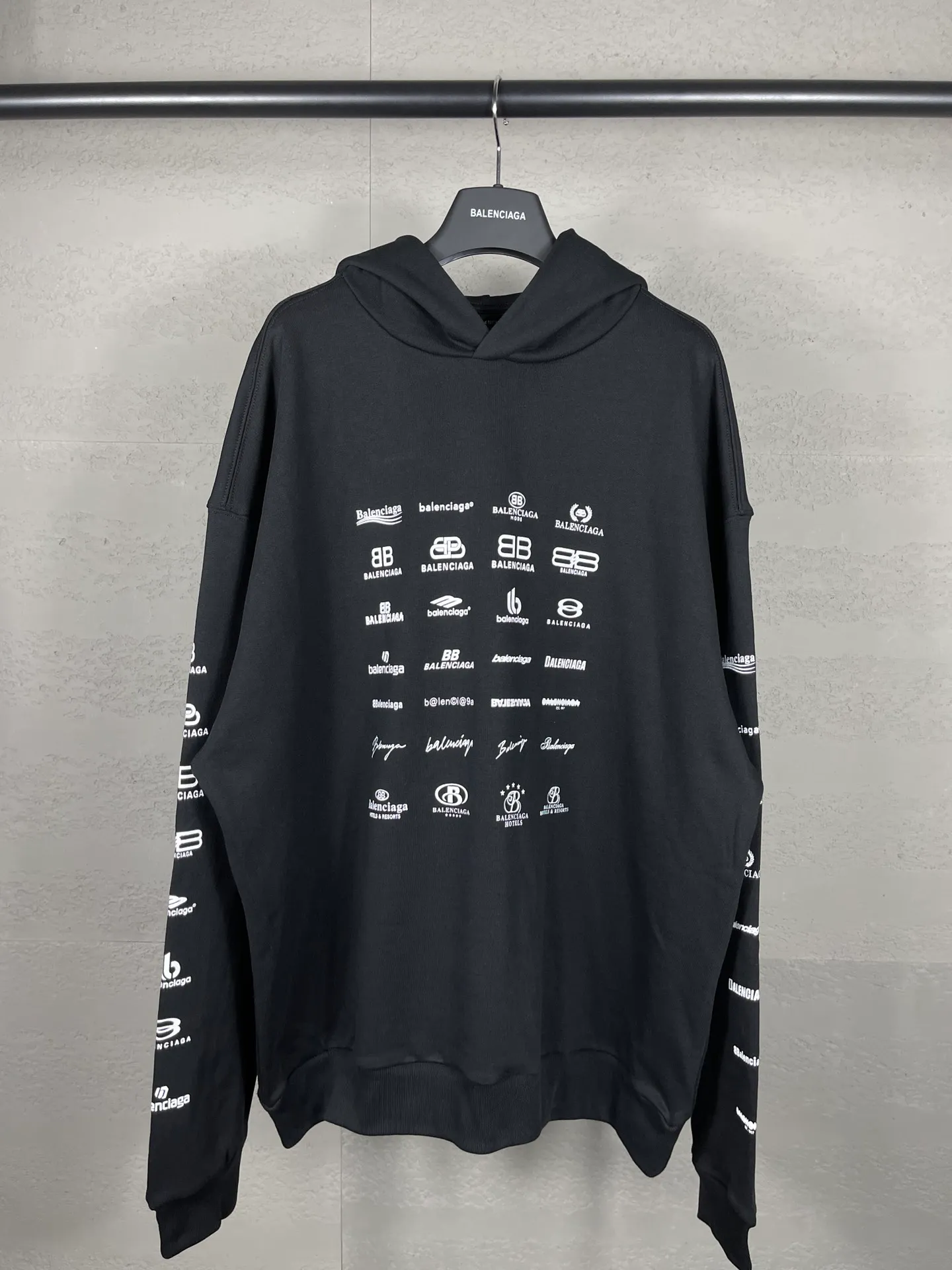 🅿️300 real photos [Top version. Official website quality] BALENCI*GA/Paris BALENCI*GA# 2023 spring and summer new style, printed with classic LOGO collection long-sleeved sweatshirt. 2023 autumn and winter new product. Brick cabinet synchronization. The fabric is made of Paris ZP custom-woven and dyed cotton double yarn sweatshirt. The weight is 450 grams, the cloth surface is clean. The cloth texture is clear. Soft and comfortable. Good color fastness. Not easy to change color. The threads are woven and dyed with no color difference. The printing uses imported environmentally friendly rubber paddles, precision stencils, fine LOGO letters, clear letters, no burrs, and a three-dimensional effect. Restore brick cabinet. The version adopts OS loose shoulder style. Same style for men and women. Code: BL238002 Color: black, beige, pink, smoke gray. Size: XS S M L