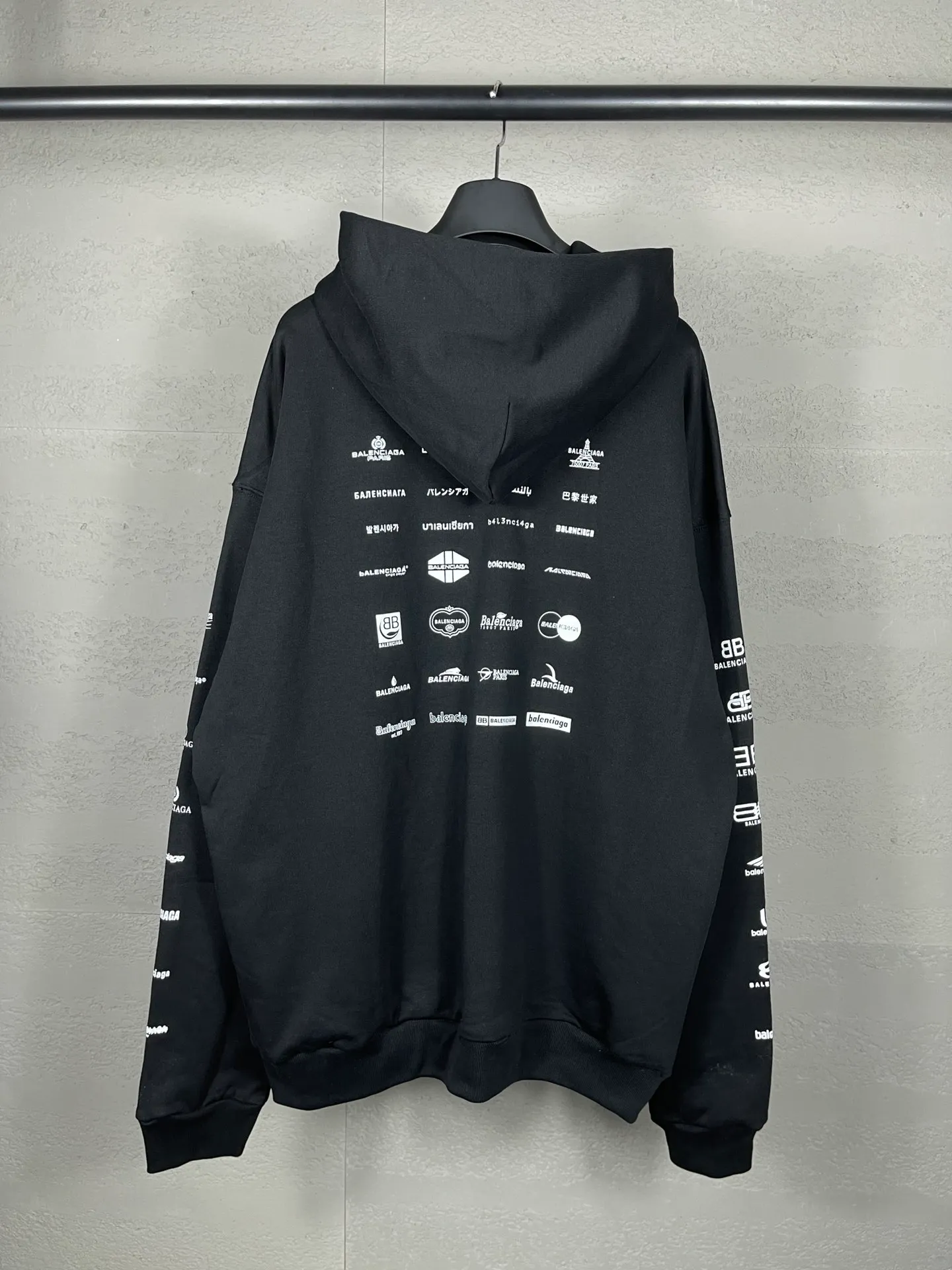 🅿️300 real photos [Top version. Official website quality] BALENCI*GA/Paris BALENCI*GA# 2023 spring and summer new style, printed with classic LOGO collection long-sleeved sweatshirt. 2023 autumn and winter new product. Brick cabinet synchronization. The fabric is made of Paris ZP custom-woven and dyed cotton double yarn sweatshirt. The weight is 450 grams, the cloth surface is clean. The cloth texture is clear. Soft and comfortable. Good color fastness. Not easy to change color. The threads are woven and dyed with no color difference. The printing uses imported environmentally friendly rubber paddles, precision stencils, fine LOGO letters, clear letters, no burrs, and a three-dimensional effect. Restore brick cabinet. The version adopts OS loose shoulder style. Same style for men and women. Code: BL238002 Color: black, beige, pink, smoke gray. Size: XS S M L