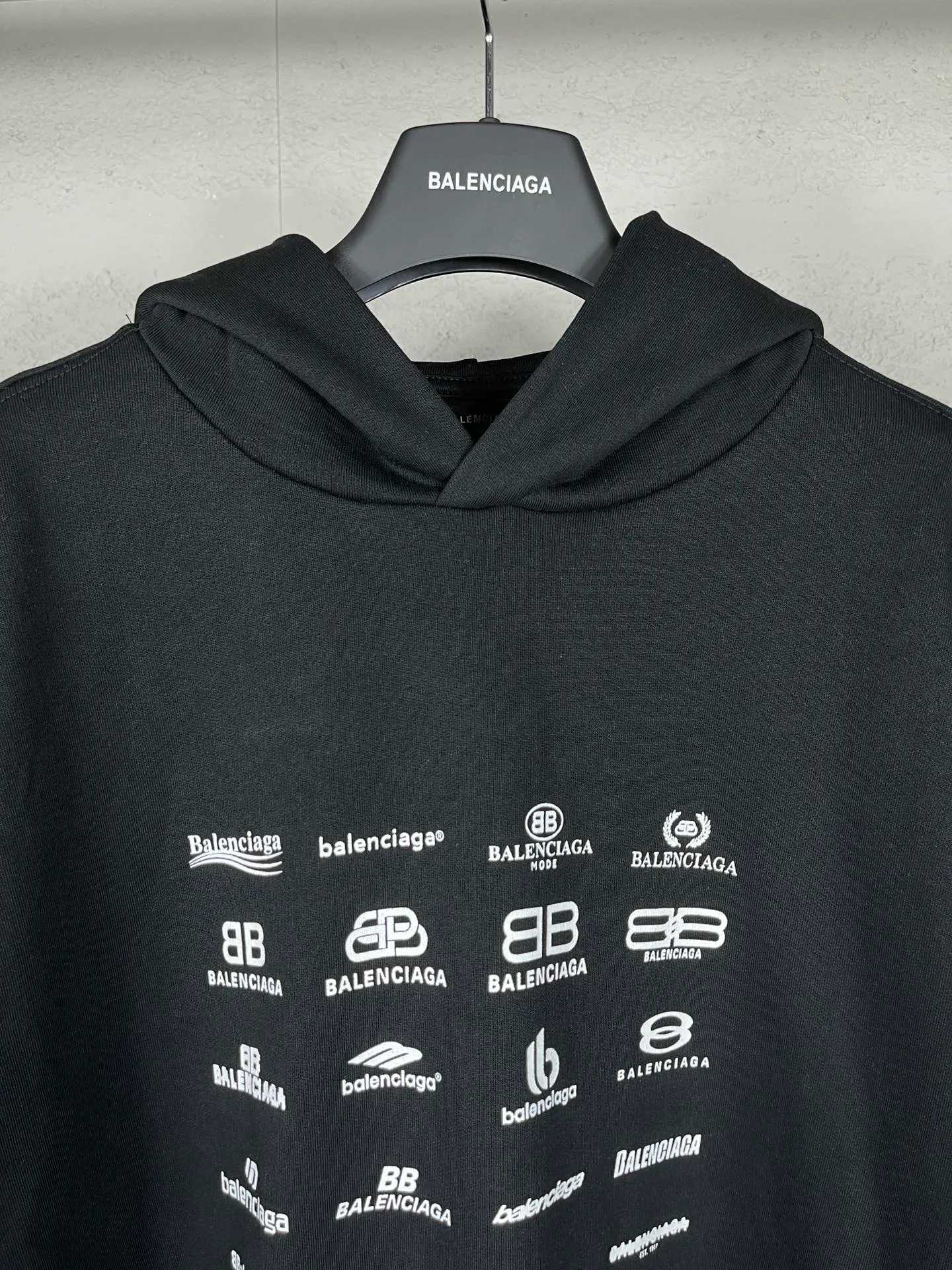 🅿️300 real photos [Top version. Official website quality] BALENCI*GA/Paris BALENCI*GA# 2023 spring and summer new style, printed with classic LOGO collection long-sleeved sweatshirt. 2023 autumn and winter new product. Brick cabinet synchronization. The fabric is made of Paris ZP custom-woven and dyed cotton double yarn sweatshirt. The weight is 450 grams, the cloth surface is clean. The cloth texture is clear. Soft and comfortable. Good color fastness. Not easy to change color. The threads are woven and dyed with no color difference. The printing uses imported environmentally friendly rubber paddles, precision stencils, fine LOGO letters, clear letters, no burrs, and a three-dimensional effect. Restore brick cabinet. The version adopts OS loose shoulder style. Same style for men and women. Code: BL238002 Color: black, beige, pink, smoke gray. Size: XS S M L
