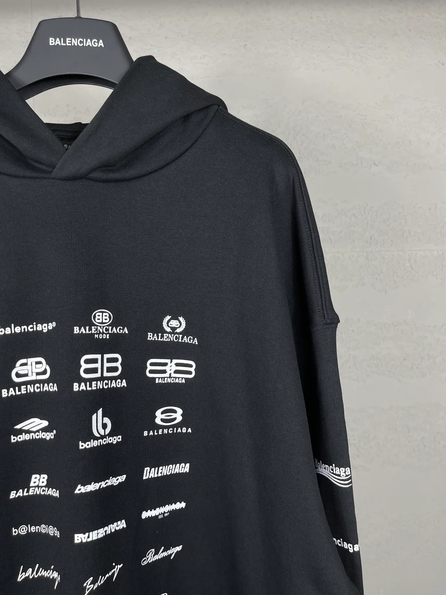 🅿️300 real photos [Top version. Official website quality] BALENCI*GA/Paris BALENCI*GA# 2023 spring and summer new style, printed with classic LOGO collection long-sleeved sweatshirt. 2023 autumn and winter new product. Brick cabinet synchronization. The fabric is made of Paris ZP custom-woven and dyed cotton double yarn sweatshirt. The weight is 450 grams, the cloth surface is clean. The cloth texture is clear. Soft and comfortable. Good color fastness. Not easy to change color. The threads are woven and dyed with no color difference. The printing uses imported environmentally friendly rubber paddles, precision stencils, fine LOGO letters, clear letters, no burrs, and a three-dimensional effect. Restore brick cabinet. The version adopts OS loose shoulder style. Same style for men and women. Code: BL238002 Color: black, beige, pink, smoke gray. Size: XS S M L