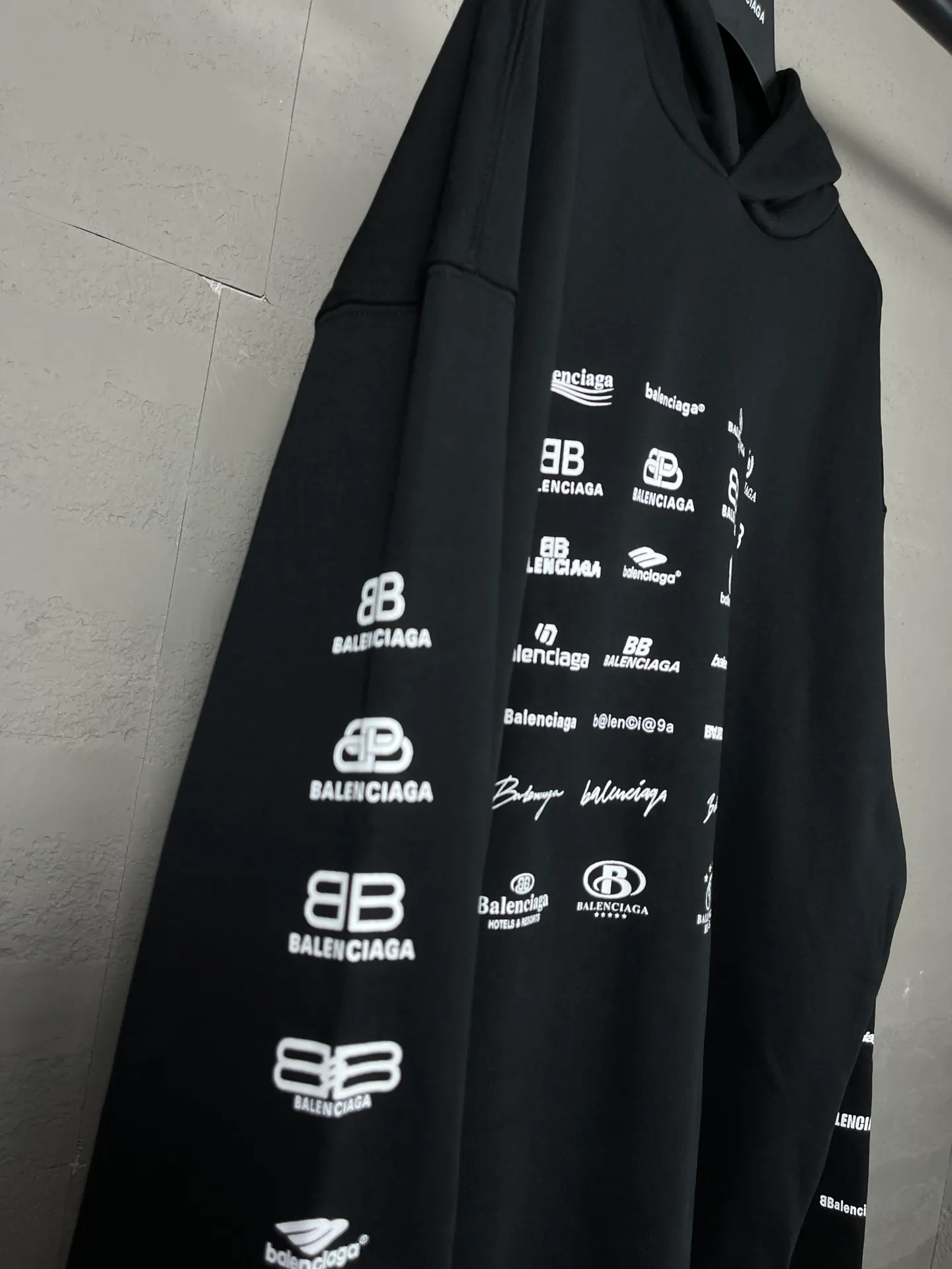 🅿️300 real photos [Top version. Official website quality] BALENCI*GA/Paris BALENCI*GA# 2023 spring and summer new style, printed with classic LOGO collection long-sleeved sweatshirt. 2023 autumn and winter new product. Brick cabinet synchronization. The fabric is made of Paris ZP custom-woven and dyed cotton double yarn sweatshirt. The weight is 450 grams, the cloth surface is clean. The cloth texture is clear. Soft and comfortable. Good color fastness. Not easy to change color. The threads are woven and dyed with no color difference. The printing uses imported environmentally friendly rubber paddles, precision stencils, fine LOGO letters, clear letters, no burrs, and a three-dimensional effect. Restore brick cabinet. The version adopts OS loose shoulder style. Same style for men and women. Code: BL238002 Color: black, beige, pink, smoke gray. Size: XS S M L
