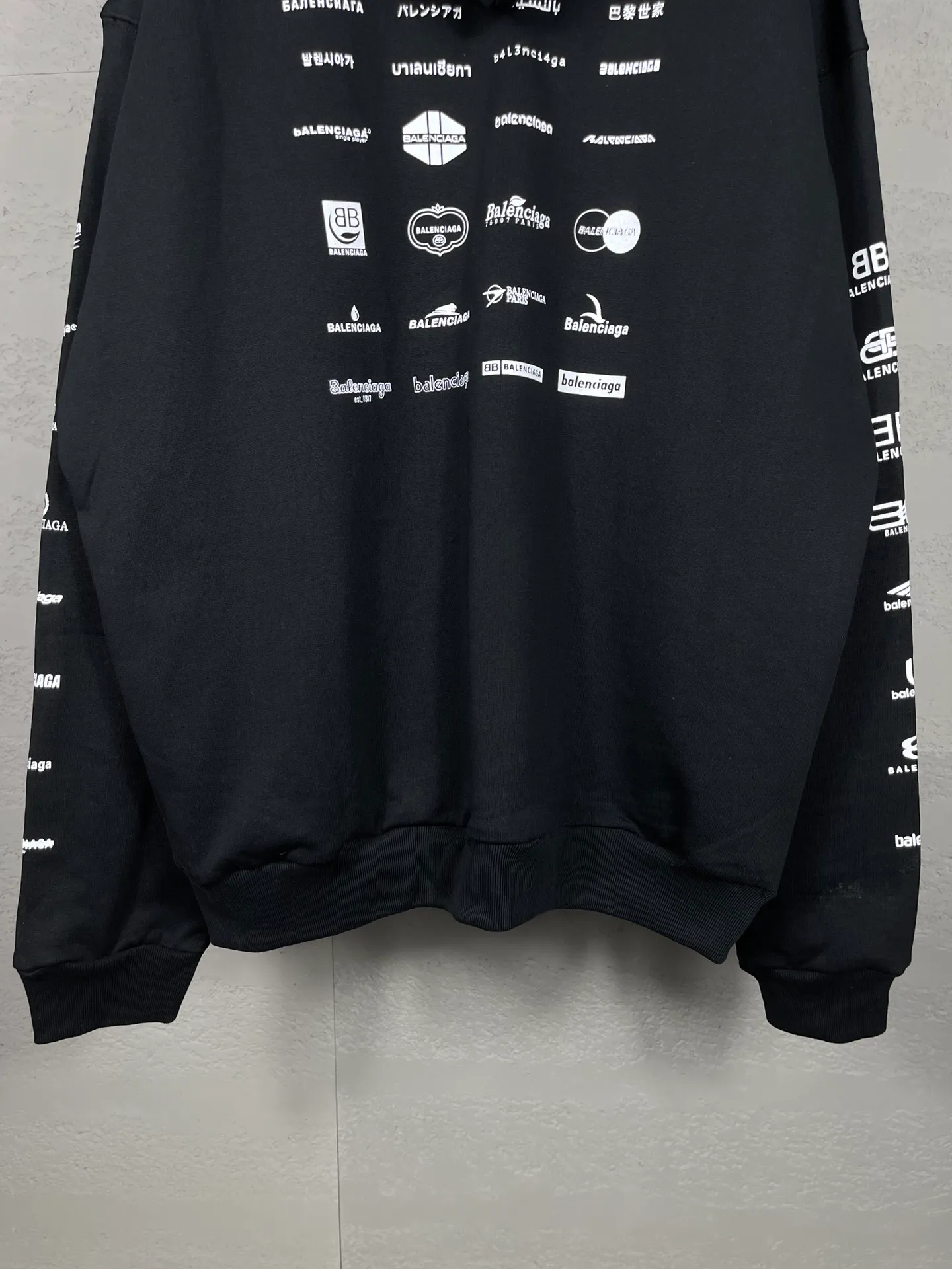 🅿️300 real photos [Top version. Official website quality] BALENCI*GA/Paris BALENCI*GA# 2023 spring and summer new style, printed with classic LOGO collection long-sleeved sweatshirt. 2023 autumn and winter new product. Brick cabinet synchronization. The fabric is made of Paris ZP custom-woven and dyed cotton double yarn sweatshirt. The weight is 450 grams, the cloth surface is clean. The cloth texture is clear. Soft and comfortable. Good color fastness. Not easy to change color. The threads are woven and dyed with no color difference. The printing uses imported environmentally friendly rubber paddles, precision stencils, fine LOGO letters, clear letters, no burrs, and a three-dimensional effect. Restore brick cabinet. The version adopts OS loose shoulder style. Same style for men and women. Code: BL238002 Color: black, beige, pink, smoke gray. Size: XS S M L
