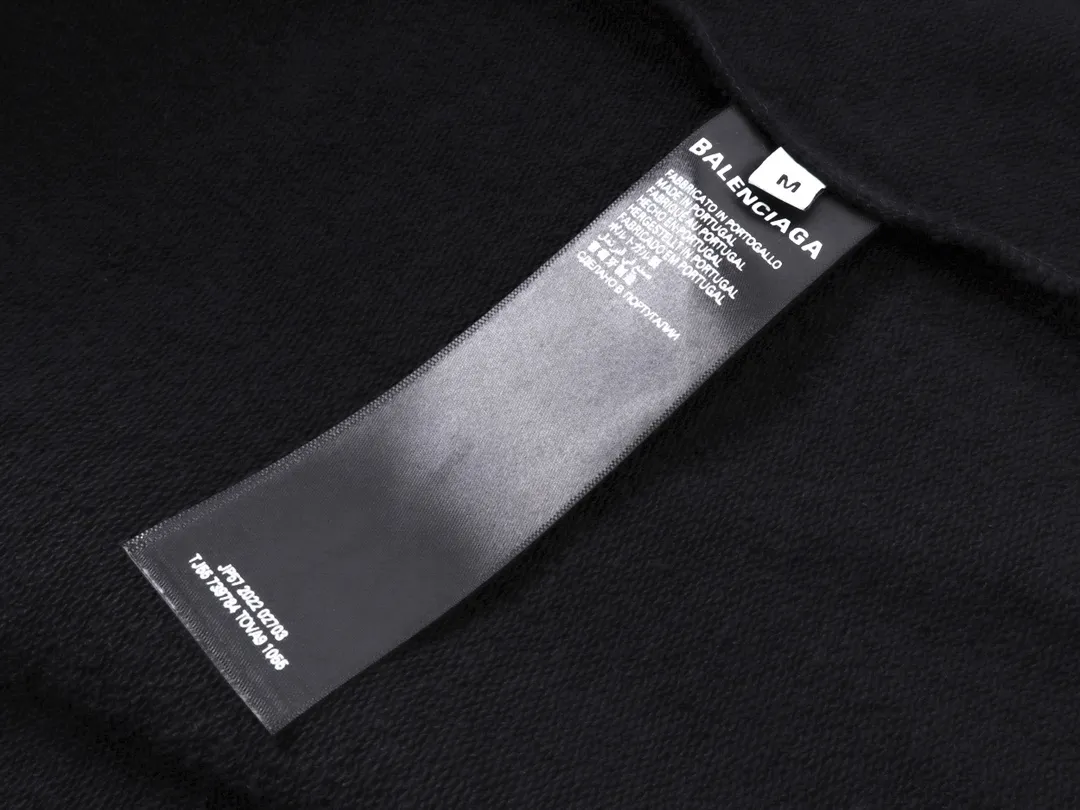 🅿️300 Detailed picture [Top version. Official website quality] BALENCI*GA/Paris#Classic model. Classic LOGO letter embroidered long-sleeved hooded sweatshirt on the front and back. 2024 autumn and winter brick cabinet synchronization.                       The fabric is made of Paris ZP custom-woven and dyed cotton double yarn David coat. The weight is 450 grams. The cloth surface is clean. The cloth pattern is clear, soft and comfortable. The threads are dyed with no color difference. The classic letters are embroidered with an imported Tajima embroidery machine. The letters are clear and the effect is three-dimensional, restoring the brick cabinet. The version adopts the OS loose shoulder style. The same style for men and women. Coding: BL238039 Color: black, ash, purple, khaki, off-white Size: XS S M L