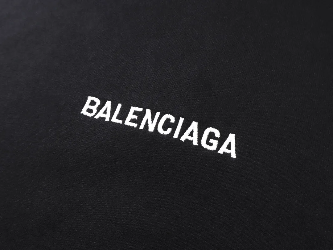 🅿️300 Detailed picture [Top version. Official website quality] BALENCI*GA/Paris#Classic model. Classic LOGO letter embroidered long-sleeved hooded sweatshirt on the front and back. 2024 autumn and winter brick cabinet synchronization.                       The fabric is made of Paris ZP custom-woven and dyed cotton double yarn David coat. The weight is 450 grams. The cloth surface is clean. The cloth pattern is clear, soft and comfortable. The threads are dyed with no color difference. The classic letters are embroidered with an imported Tajima embroidery machine. The letters are clear and the effect is three-dimensional, restoring the brick cabinet. The version adopts the OS loose shoulder style. The same style for men and women. Coding: BL238039 Color: black, ash, purple, khaki, off-white Size: XS S M L