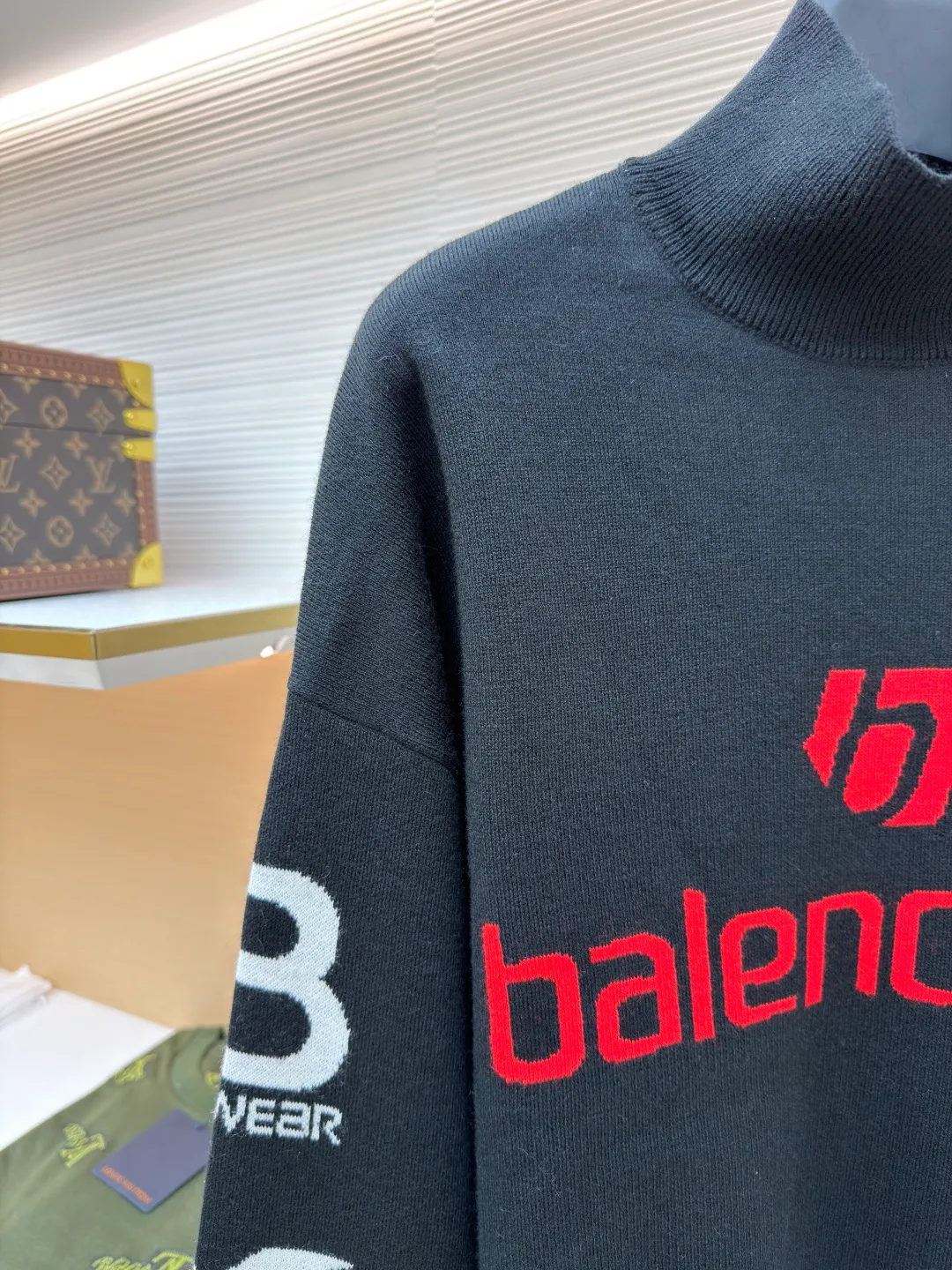 Balenciaga SKI ski series letter jacquard turtleneck sweater ●Original version: purchased and developed in 7017 ●Item number: 1681040-C10 ●Fabric: wool blended fabric ●Technology: jacquard production ●Version: loose version ●Weight: about 720 grams ●Size: The sleeves on both sides are designed with multiple logos and heavy jacquard design. The jacquard and fabric are integrated into one, and the ribbed collar is custom-woven. The overall wiring is straight and delicate, the fabric is comfortable and soft, and the color is consistent without color difference. It can be matched with the same style to create a fashionable look and control various occasions. Customized accessories, complete with three standards, same style for men and women!