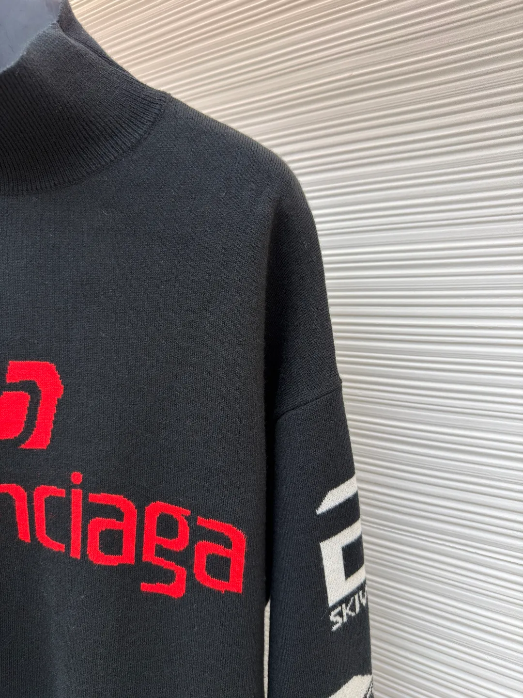 Balenciaga SKI ski series letter jacquard turtleneck sweater ●Original version: purchased and developed in 7017 ●Item number: 1681040-C10 ●Fabric: wool blended fabric ●Technology: jacquard production ●Version: loose version ●Weight: about 720 grams ●Size: The sleeves on both sides are designed with multiple logos and heavy jacquard design. The jacquard and fabric are integrated into one, and the ribbed collar is custom-woven. The overall wiring is straight and delicate, the fabric is comfortable and soft, and the color is consistent without color difference. It can be matched with the same style to create a fashionable look and control various occasions. Customized accessories, complete with three standards, same style for men and women!
