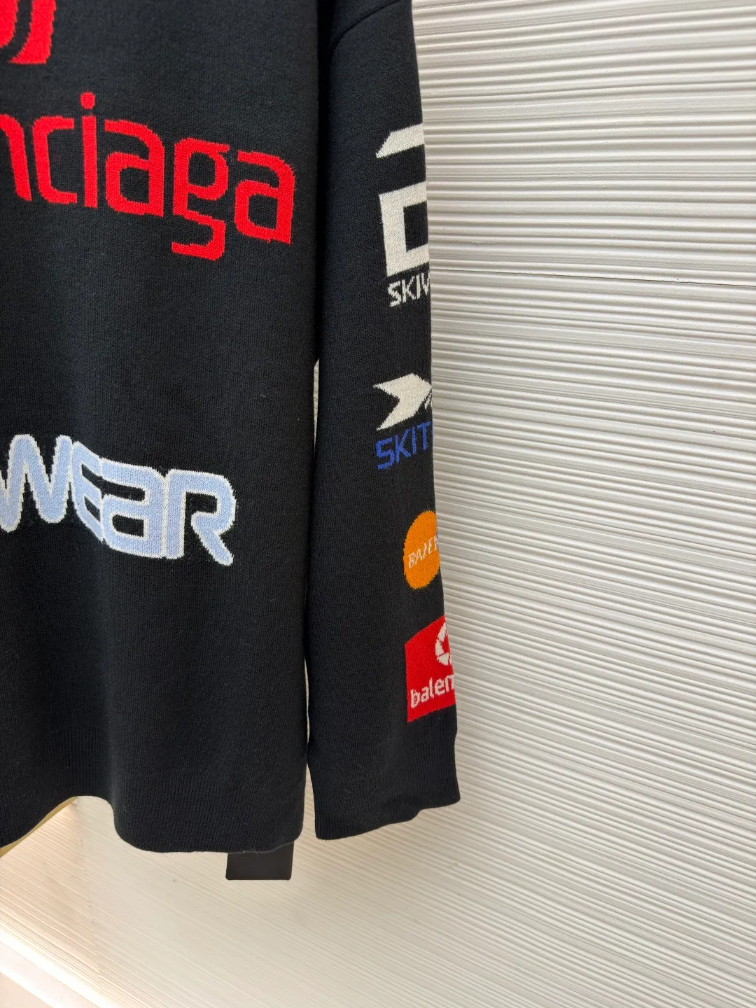 Balenciaga SKI ski series letter jacquard turtleneck sweater ●Original version: purchased and developed in 7017 ●Item number: 1681040-C10 ●Fabric: wool blended fabric ●Technology: jacquard production ●Version: loose version ●Weight: about 720 grams ●Size: The sleeves on both sides are designed with multiple logos and heavy jacquard design. The jacquard and fabric are integrated into one, and the ribbed collar is custom-woven. The overall wiring is straight and delicate, the fabric is comfortable and soft, and the color is consistent without color difference. It can be matched with the same style to create a fashionable look and control various occasions. Customized accessories, complete with three standards, same style for men and women!
