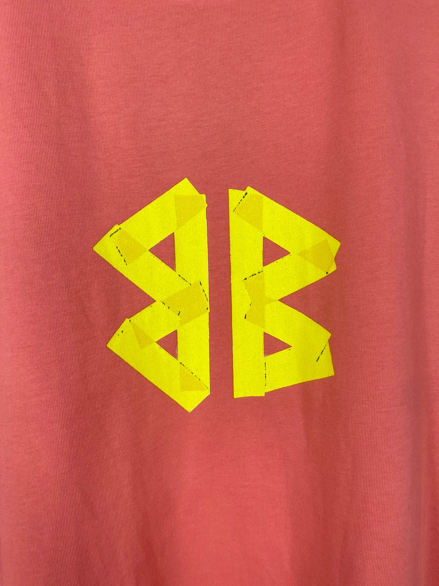 🅿️194 Actual pictures [Top version. Official website quality] BALENCI*GA/Paris. 25ss latest classic model. The tape printing adopts computer direct printing, and the ready-made clothes are washed and worn short-sleeved T-shirts. Brick cabinet synchronization. The fabric is made of Paris ZP custom-woven and dyed cotton double yarn compact cotton. The weight is 260 grams, the cloth surface is clean. The cloth pattern is clear, soft and comfortable, and the thread is dyed with no color difference. The classic pattern uses computer direct printing, the letters are clear and the effect is three-dimensional. Restored brick cabinet. The garments were washed and aged, and polished by many hands. Produced by ultra-heavy craftsmanship, the market currency is very different, welcome to compare.                                 The version adopts OS loose shoulder design. The same style for men and women. Code: BL253711 Color: Orange, washed black Size: XS S M L