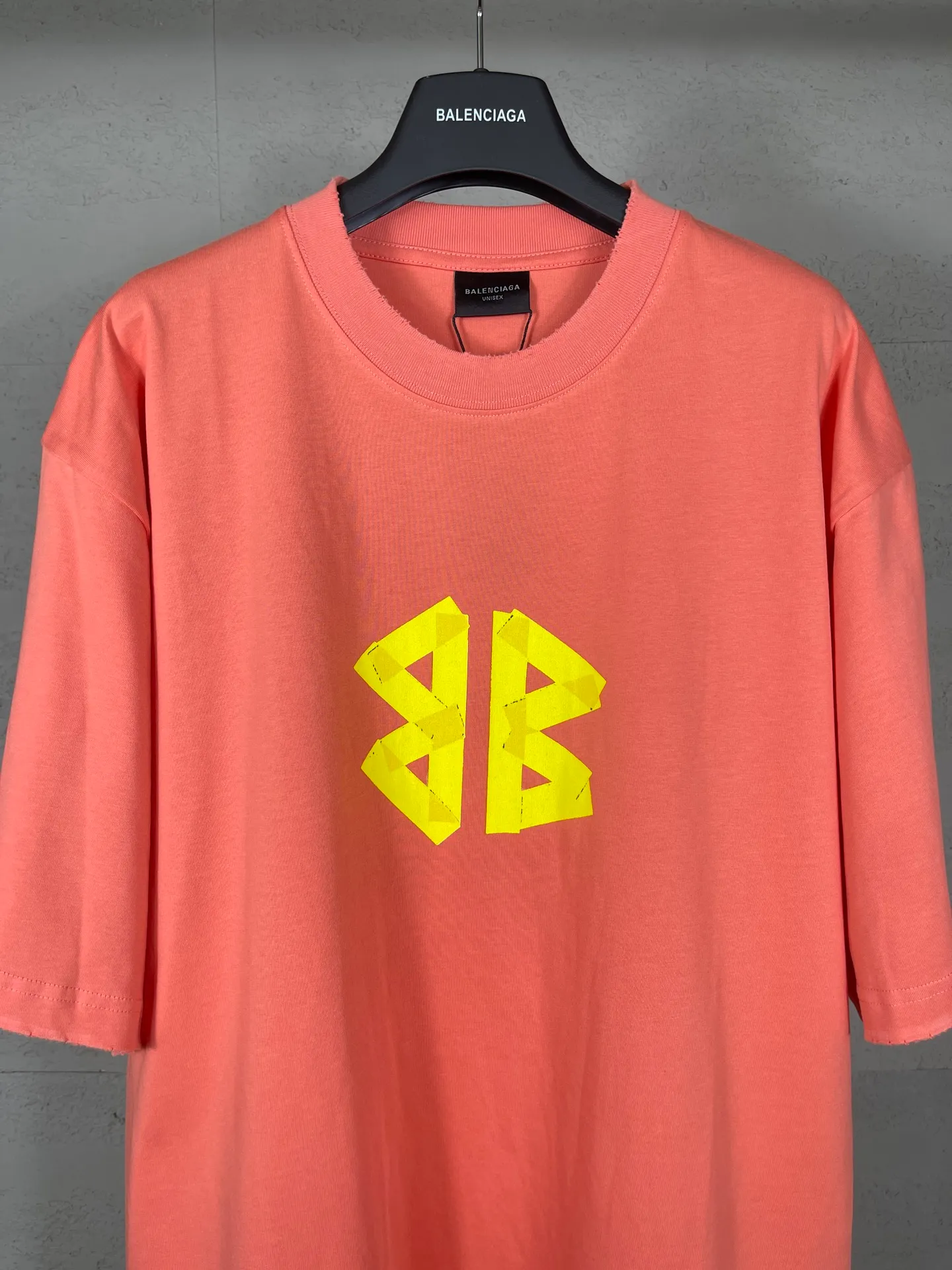 🅿️194 Actual pictures [Top version. Official website quality] BALENCI*GA/Paris. 25ss latest classic model. The tape printing adopts computer direct printing, and the ready-made clothes are washed and worn short-sleeved T-shirts. Brick cabinet synchronization. The fabric is made of Paris ZP custom-woven and dyed cotton double yarn compact cotton. The weight is 260 grams, the cloth surface is clean. The cloth pattern is clear, soft and comfortable, and the thread is dyed with no color difference. The classic pattern uses computer direct printing, the letters are clear and the effect is three-dimensional. Restored brick cabinet. The garments were washed and aged, and polished by many hands. Produced by ultra-heavy craftsmanship, the market currency is very different, welcome to compare.                                 The version adopts OS loose shoulder design. The same style for men and women. Code: BL253711 Color: Orange, washed black Size: XS S M L