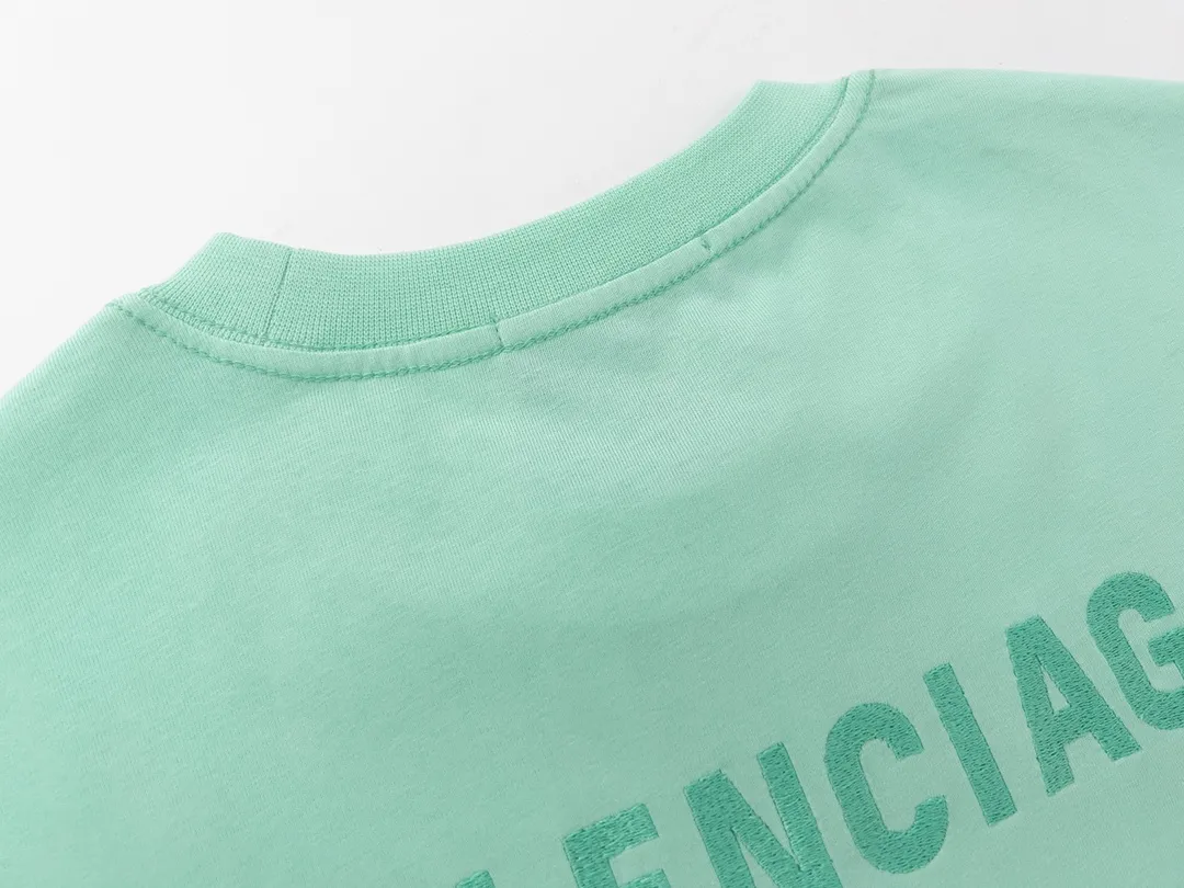 🅿️166 Detailed pictures [Top version. Official website quality] BALENCI*GA/Paris #Classic style. Classic letter embroidered short-sleeved T-shirt on the front and back #2023 spring and summer brick cabinet synchronization.                       The fabric is made of Paris ZP custom-woven and dyed cotton double yarn, weighing 260 grams. The cloth surface is clean. The cloth pattern is clear, soft and comfortable. The threads are dyed with no color difference. The classic letters are embroidered with an imported embroidery machine. The letters are clear and the effect is three-dimensional, restoring the brick cabinet. The version adopts the OS loose shoulder style. Same style for men and women. Coding: BL223006 Color: smoke gray, purple, light green, peacock blue, black, rice coffee, gray green Size: XS S M L