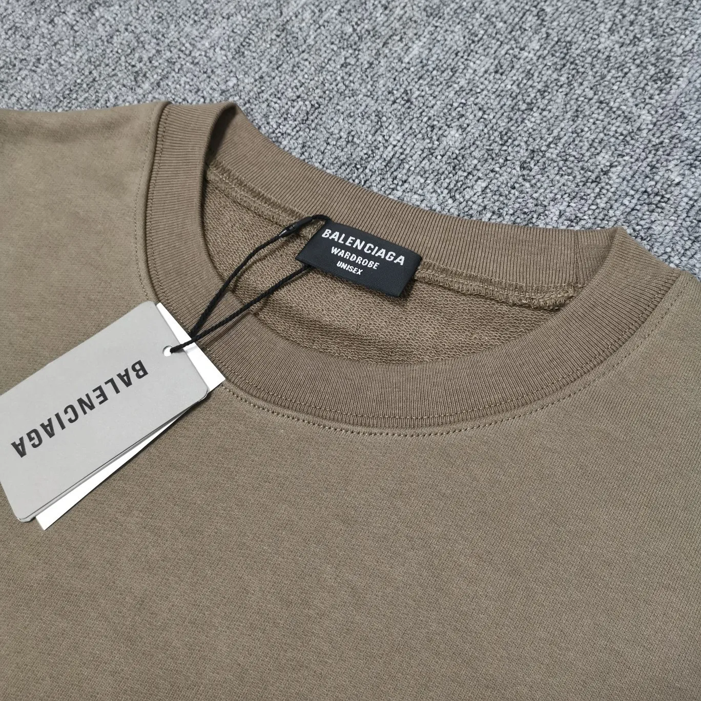 Additional details——Spring and autumn top-notch proven version BALENCIAGA basic letters with large LOGO on the back pure cotton loose loose male and female couples the same fashion brand high-end embroidered pure cotton round neck sweatshirt. The god of simplicity in Paris, a volume sought after by many stars. Lisa’s favorite basic short-sleeved Paris style, which has a very high appearance rate. Wear alone, paired with jeans, shorts, and sweatpants, it's a versatile style. Xiaohongshu, a hot item on INS, a must-have for Paris fans.  Using Tajima embroidery technology imported from Japan, the printing looks very three-dimensional and full, with no threads. Regardless of the size, the front and back letters can be expressed perfectly! The fabric is made of 460g pure cotton combed terry fabric!  A complete set of customized tags, collar tags, washed, plastic bags, and most importantly, a complete set of bags, tag codes, and codes are all authentic.  Color: mint green dark brown Size: XS-L P:370