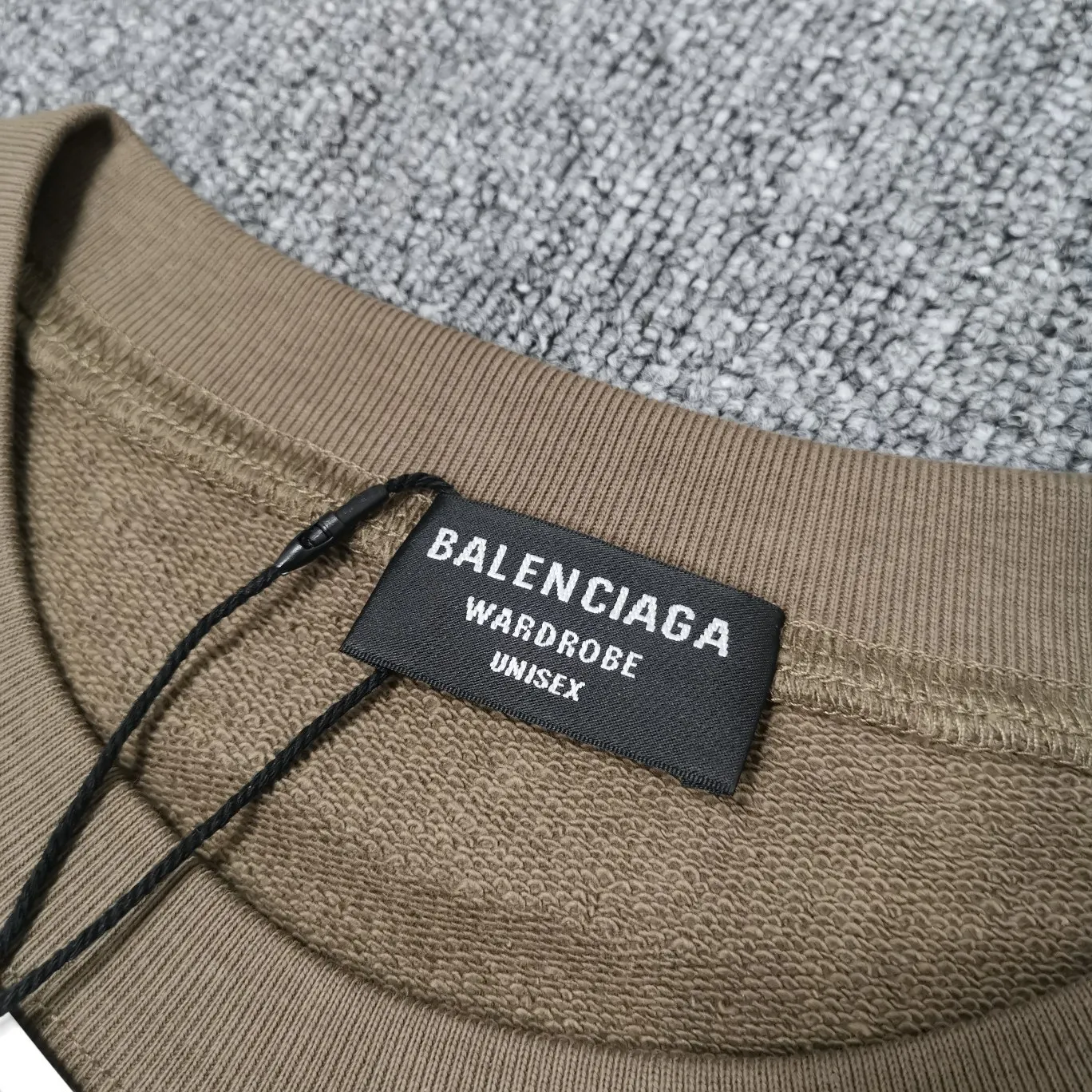 Additional details——Spring and autumn top-notch proven version BALENCIAGA basic letters with large LOGO on the back pure cotton loose loose male and female couples the same fashion brand high-end embroidered pure cotton round neck sweatshirt. The god of simplicity in Paris, a volume sought after by many stars. Lisa’s favorite basic short-sleeved Paris style, which has a very high appearance rate. Wear alone, paired with jeans, shorts, and sweatpants, it's a versatile style. Xiaohongshu, a hot item on INS, a must-have for Paris fans.  Using Tajima embroidery technology imported from Japan, the printing looks very three-dimensional and full, with no threads. Regardless of the size, the front and back letters can be expressed perfectly! The fabric is made of 460g pure cotton combed terry fabric!  A complete set of customized tags, collar tags, washed, plastic bags, and most importantly, a complete set of bags, tag codes, and codes are all authentic.  Color: mint green dark brown Size: XS-L P:370