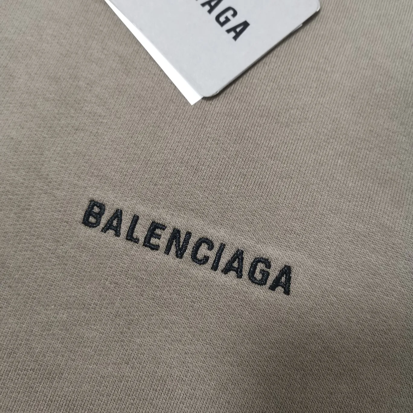 Additional details——Spring and autumn top-notch proven version BALENCIAGA basic letters with large LOGO on the back pure cotton loose loose male and female couples the same fashion brand high-end embroidered pure cotton round neck sweatshirt. The god of simplicity in Paris, a volume sought after by many stars. Lisa’s favorite basic short-sleeved Paris style, which has a very high appearance rate. Wear alone, paired with jeans, shorts, and sweatpants, it's a versatile style. Xiaohongshu, a hot item on INS, a must-have for Paris fans.  Using Tajima embroidery technology imported from Japan, the printing looks very three-dimensional and full, with no threads. Regardless of the size, the front and back letters can be expressed perfectly! The fabric is made of 460g pure cotton combed terry fabric!  A complete set of customized tags, collar tags, washed, plastic bags, and most importantly, a complete set of bags, tag codes, and codes are all authentic.  Color: mint green dark brown Size: XS-L P:370