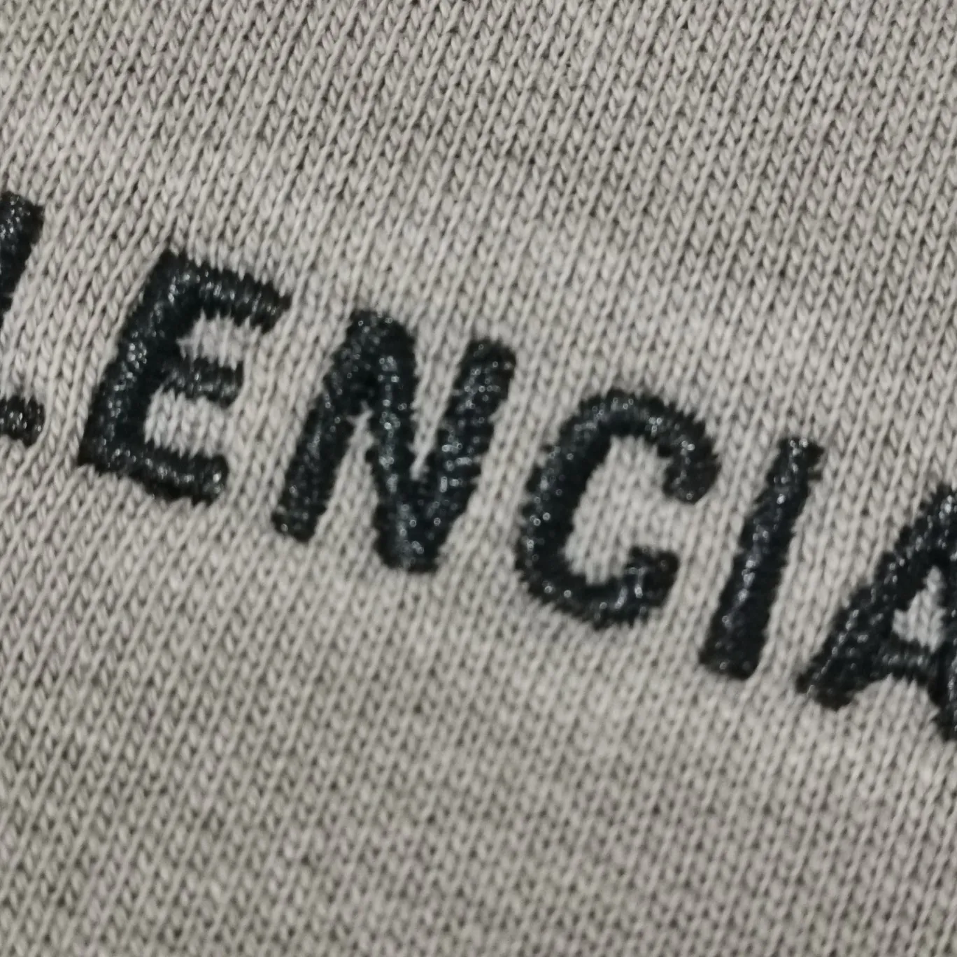 Additional details——Spring and autumn top-notch proven version BALENCIAGA basic letters with large LOGO on the back pure cotton loose loose male and female couples the same fashion brand high-end embroidered pure cotton round neck sweatshirt. The god of simplicity in Paris, a volume sought after by many stars. Lisa’s favorite basic short-sleeved Paris style, which has a very high appearance rate. Wear alone, paired with jeans, shorts, and sweatpants, it's a versatile style. Xiaohongshu, a hot item on INS, a must-have for Paris fans.  Using Tajima embroidery technology imported from Japan, the printing looks very three-dimensional and full, with no threads. Regardless of the size, the front and back letters can be expressed perfectly! The fabric is made of 460g pure cotton combed terry fabric!  A complete set of customized tags, collar tags, washed, plastic bags, and most importantly, a complete set of bags, tag codes, and codes are all authentic.  Color: mint green dark brown Size: XS-L P:370