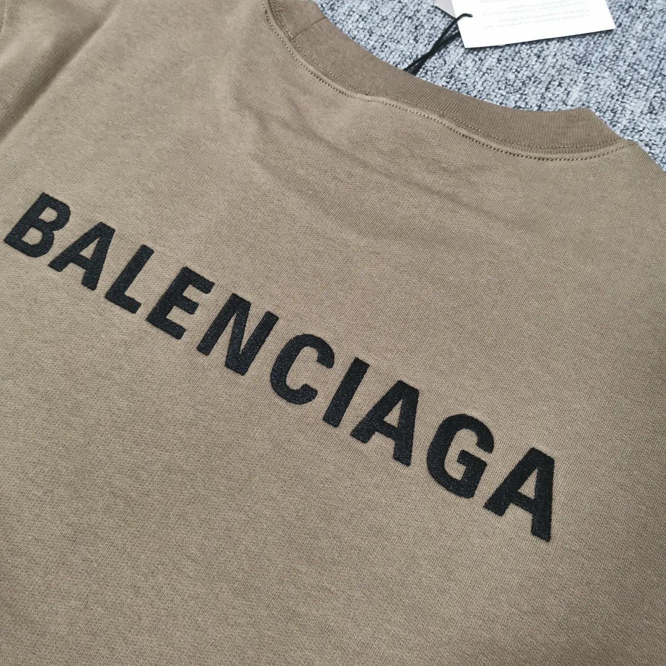 Additional details——Spring and autumn top-notch proven version BALENCIAGA basic letters with large LOGO on the back pure cotton loose loose male and female couples the same fashion brand high-end embroidered pure cotton round neck sweatshirt. The god of simplicity in Paris, a volume sought after by many stars. Lisa’s favorite basic short-sleeved Paris style, which has a very high appearance rate. Wear alone, paired with jeans, shorts, and sweatpants, it's a versatile style. Xiaohongshu, a hot item on INS, a must-have for Paris fans.  Using Tajima embroidery technology imported from Japan, the printing looks very three-dimensional and full, with no threads. Regardless of the size, the front and back letters can be expressed perfectly! The fabric is made of 460g pure cotton combed terry fabric!  A complete set of customized tags, collar tags, washed, plastic bags, and most importantly, a complete set of bags, tag codes, and codes are all authentic.  Color: mint green dark brown Size: XS-L P:370