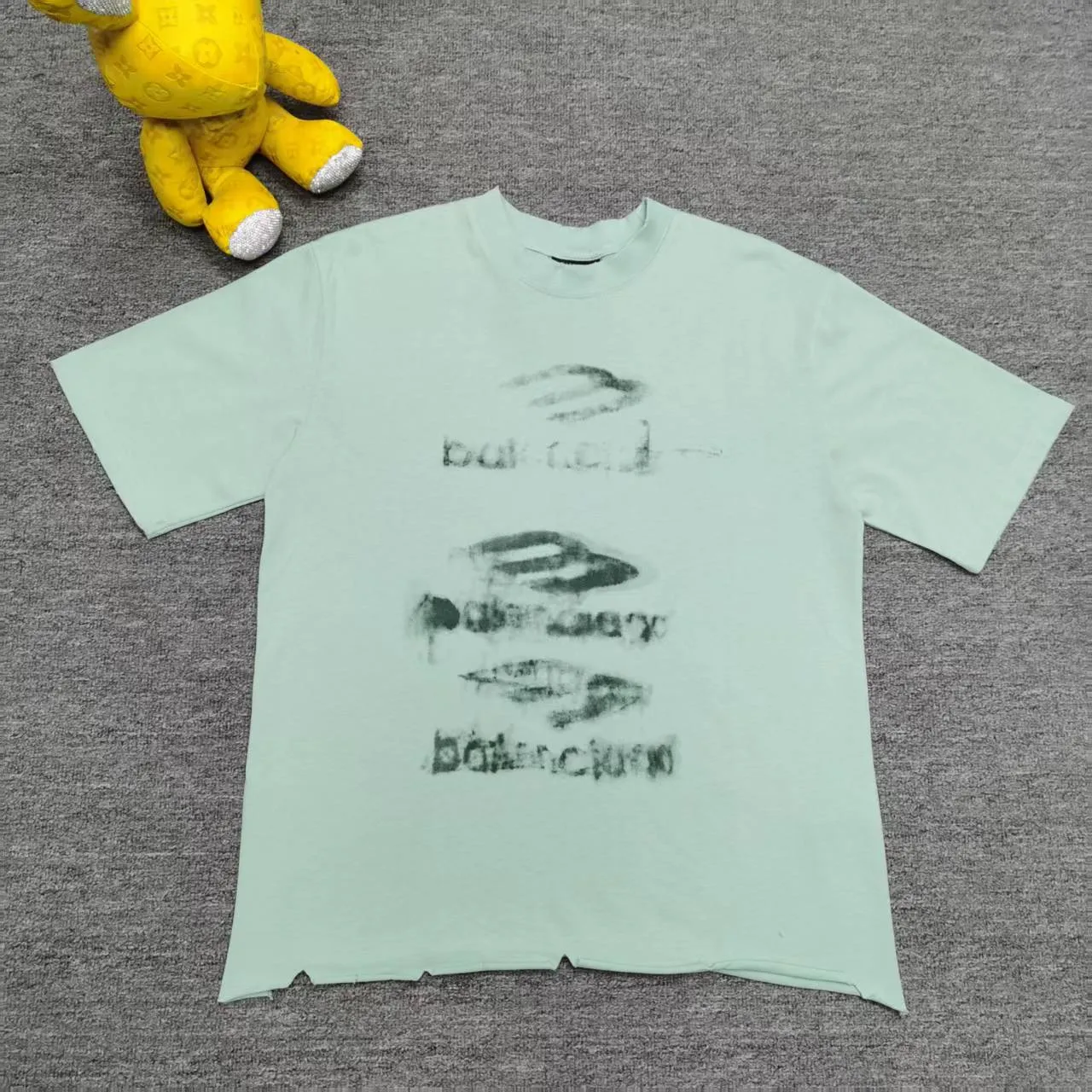 [Top version. Official website quality] BALENCI*GA/Paris BALENCI*GA#25 Paris new model, blurred pattern on the front and back, white ink direct spray, washed with water, worn and damaged, old hem, hand-polished short-sleeved T-shirt. Brick cabinet synchronization. The old and worn ZP is the same, welcome to compare. The fabric is made of Paris ZP custom-woven and dyed 100% cotton double-yarn compact cotton. The weight is 260 grams. The cloth surface is clean. The cloth pattern is clear. Soft and comfortable. Good color fastness. Not easy to change color. The threads are woven and dyed with no color difference. The printing uses white ink computer direct printing, and the garments are washed, worn and worn, and the craftsmanship is extremely heavy. Jubie market makes goods based on pictures. Comparisons welcome. Restore brick cabinet. The version adopts OS loose shoulder style. Same style for men and women. Color: Grass green Size: XS S M L P: 270
