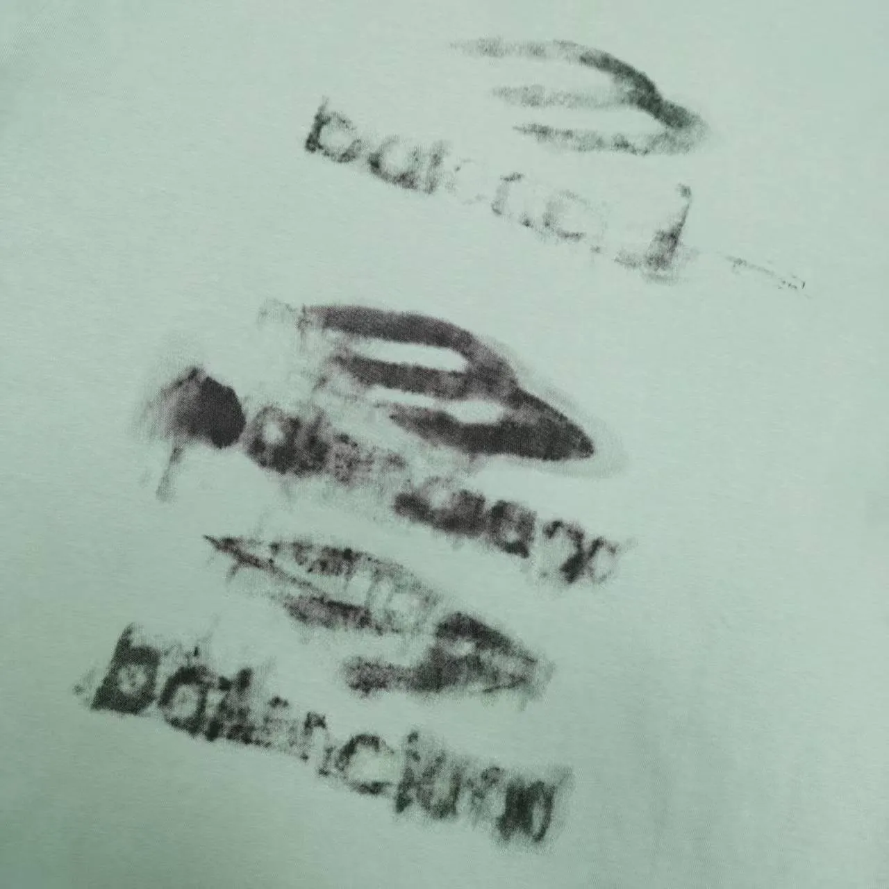 [Top version. Official website quality] BALENCI*GA/Paris BALENCI*GA#25 Paris new model, blurred pattern on the front and back, white ink direct spray, washed with water, worn and damaged, old hem, hand-polished short-sleeved T-shirt. Brick cabinet synchronization. The old and worn ZP is the same, welcome to compare. The fabric is made of Paris ZP custom-woven and dyed 100% cotton double-yarn compact cotton. The weight is 260 grams. The cloth surface is clean. The cloth pattern is clear. Soft and comfortable. Good color fastness. Not easy to change color. The threads are woven and dyed with no color difference. The printing uses white ink computer direct printing, and the garments are washed, worn and worn, and the craftsmanship is extremely heavy. Jubie market makes goods based on pictures. Comparisons welcome. Restore brick cabinet. The version adopts OS loose shoulder style. Same style for men and women. Color: Grass green Size: XS S M L P: 270