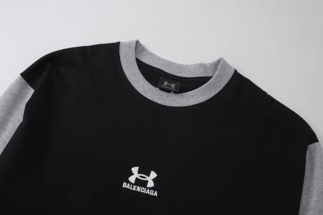 🅿️230 Real photos [Top version. Official website quality] BALENCI*GA/Paris joint Under Armor front and back embroidered color-blocked long-sleeved T-shirt # SS24 latest model. The first genuine product is developed in a timely manner and has great market currency. Comparisons welcome. The fabric is made of Paris ZP custom-woven and dyed cotton double yarn. Weighing 260 grams, the cloth surface is clean. The cloth pattern is clear, soft and comfortable. The threads are dyed with no color difference. The classic LOGO pattern embroidery is embroidered by Tajima imported machine. The letters are clear, three-dimensional and without burrs. Jubie market produces pictures based on pictures. Welcome to compare. The version adopts OS loose shoulder design. Same style for men and women. Code: BL225055 Color: Black Size: XS S M L