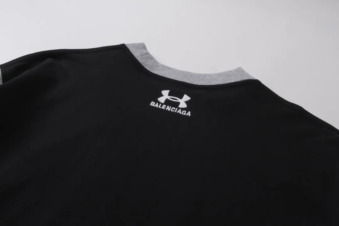 🅿️230 Real photos [Top version. Official website quality] BALENCI*GA/Paris joint Under Armor front and back embroidered color-blocked long-sleeved T-shirt # SS24 latest model. The first genuine product is developed in a timely manner and has great market currency. Comparisons welcome. The fabric is made of Paris ZP custom-woven and dyed cotton double yarn. Weighing 260 grams, the cloth surface is clean. The cloth pattern is clear, soft and comfortable. The threads are dyed with no color difference. The classic LOGO pattern embroidery is embroidered by Tajima imported machine. The letters are clear, three-dimensional and without burrs. Jubie market produces pictures based on pictures. Welcome to compare. The version adopts OS loose shoulder design. Same style for men and women. Code: BL225055 Color: Black Size: XS S M L