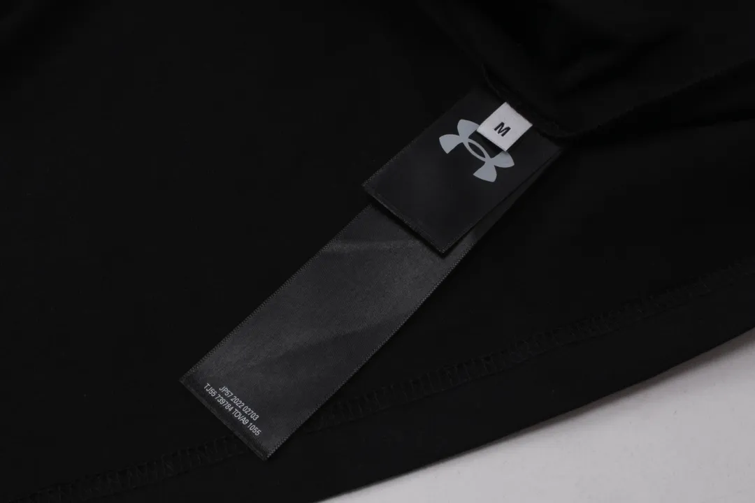 🅿️230 Real photos [Top version. Official website quality] BALENCI*GA/Paris joint Under Armor front and back embroidered color-blocked long-sleeved T-shirt # SS24 latest model. The first genuine product is developed in a timely manner and has great market currency. Comparisons welcome. The fabric is made of Paris ZP custom-woven and dyed cotton double yarn. Weighing 260 grams, the cloth surface is clean. The cloth pattern is clear, soft and comfortable. The threads are dyed with no color difference. The classic LOGO pattern embroidery is embroidered by Tajima imported machine. The letters are clear, three-dimensional and without burrs. Jubie market produces pictures based on pictures. Welcome to compare. The version adopts OS loose shoulder design. Same style for men and women. Code: BL225055 Color: Black Size: XS S M L