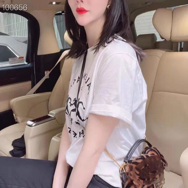 ♻️💯Refer to the model picture for the upper body❤️The top tested version of Balenciaga BALENCIAGA men's running sports pure cotton loose short-sleeved T-shirt for men and women couples. The threads and hems are all manually worn to ensure that the hand-made old colleagues will not be deformed. This is especially reflected in the collar thread, hem opening, and cuffs. If you are not careful, these areas will be damaged and deformed, which will affect the overall style and quality of the clothes. The printing uses collar glue technology, with high printing accuracy and no tooth edges. Neat, refreshing, and clear texture. The fabric is made of 24S 260g double yarn cotton fabric, which is full of drape and has good sweat absorption and breathability. Color: black and white Size: XS-L P:250