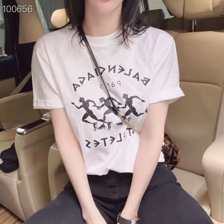 ♻️💯Refer to the model picture for the upper body❤️The top tested version of Balenciaga BALENCIAGA men's running sports pure cotton loose short-sleeved T-shirt for men and women couples. The threads and hems are all manually worn to ensure that the hand-made old colleagues will not be deformed. This is especially reflected in the collar thread, hem opening, and cuffs. If you are not careful, these areas will be damaged and deformed, which will affect the overall style and quality of the clothes. The printing uses collar glue technology, with high printing accuracy and no tooth edges. Neat, refreshing, and clear texture. The fabric is made of 24S 260g double yarn cotton fabric, which is full of drape and has good sweat absorption and breathability. Color: black and white Size: XS-L P:250