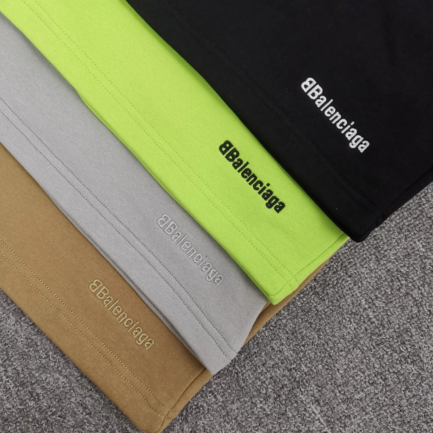 The top tested version of BALENCIAGA basic embroidered cotton loose shorts for men and women, the same trendy brand shorts for men and women. Fabric: Customized fish scale terry cotton fabric 440 grams, super heavy, ready-to-wear washable, soft and comfortable to the touch. Printing: Japanese Tajima embroidery technology is used, the embroidery is accurate, the printing is meticulous and full, and there is no thread skipping. Accessories: Complete set of customized BLCG accessories Color: Fluorescent green black gray dark khaki Size: XS-L P:310